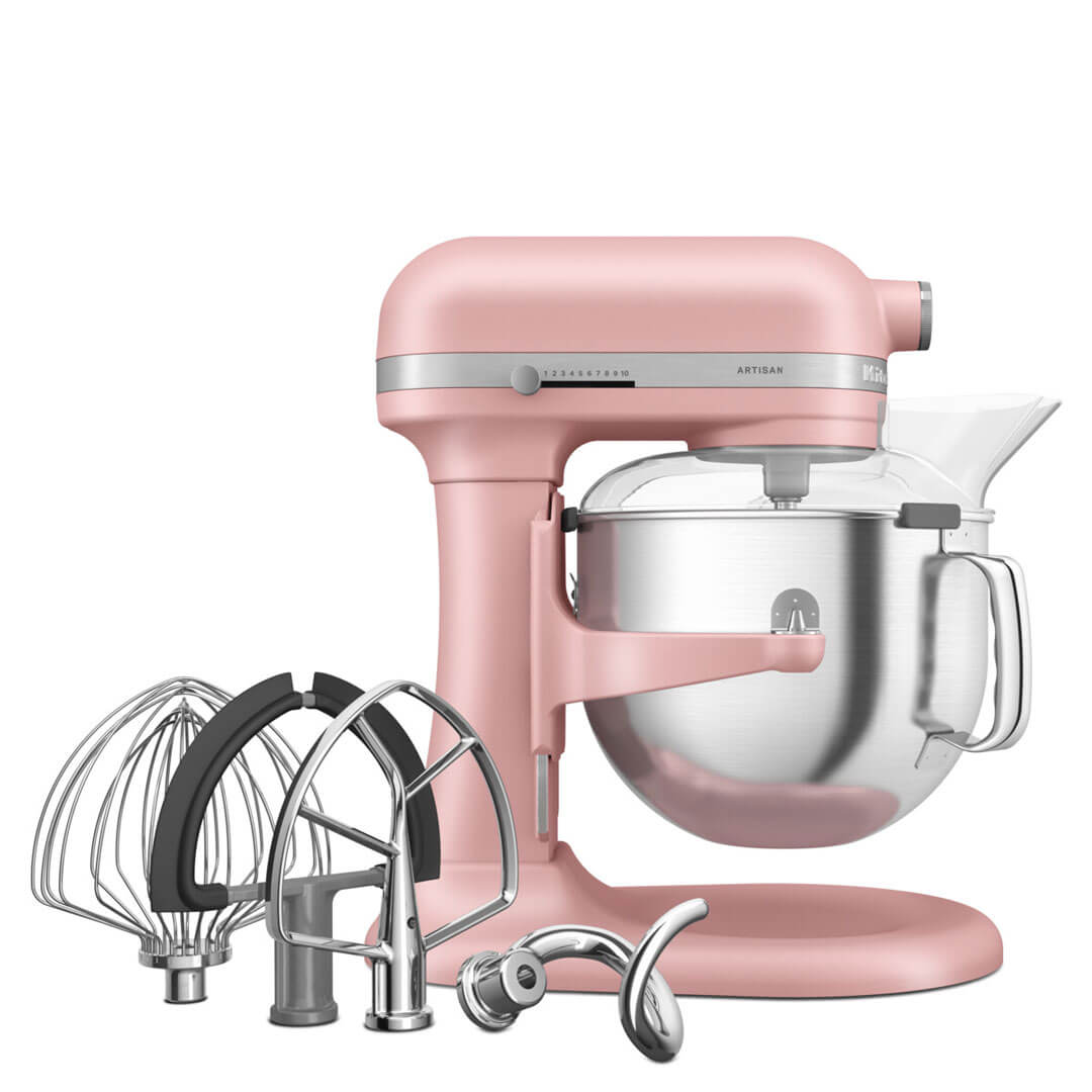 Egy rózsaszín KitchenAid robotgép tartozékokkal, fehér alapon izolálva.