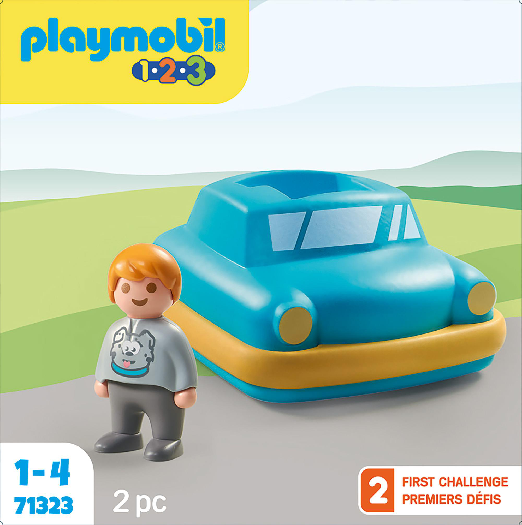 Eine Playmobil-Figur neben einem blauen Autos. Das Auto hat einen gelben Sockel. Grüner Hintergrund.
