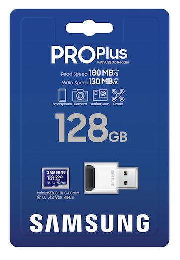 Samsung Pro Plus 128 GB-os MicroSD kártya és USB 3.0-s olvasó csomagolása, kék háttér.