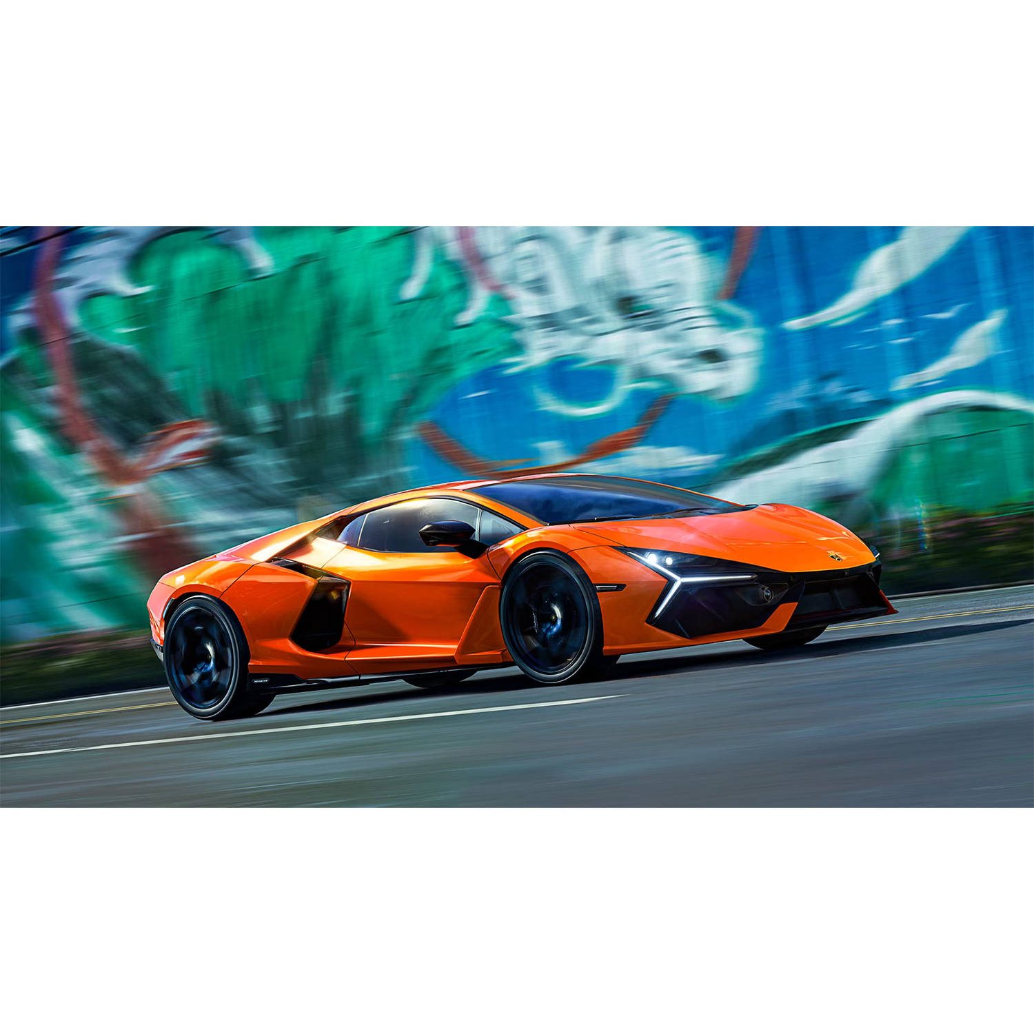 Un'auto sportiva arancione su una strada. Lo sfondo ha un muro di graffiti.