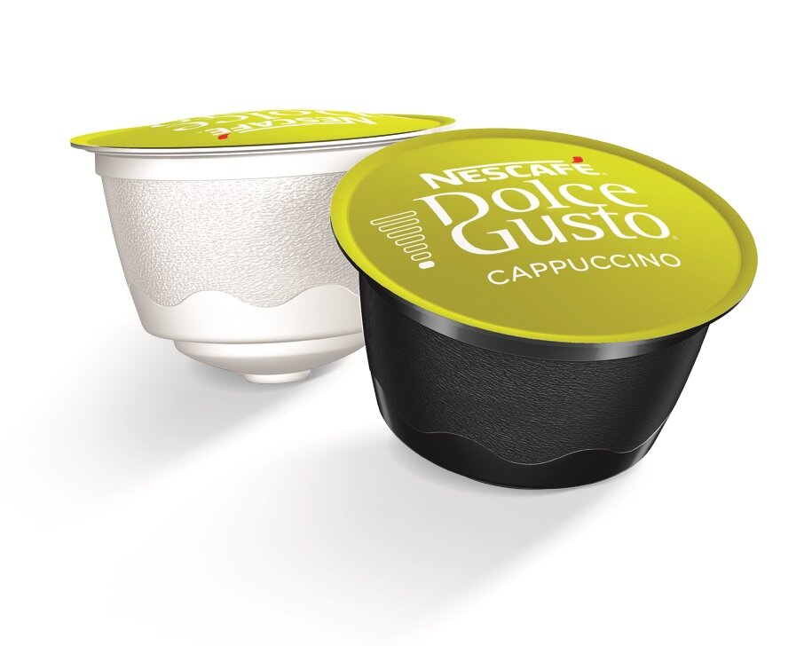 Dwie kapsułki kawy na białym tle, jedna czarna i jedna biała z żółtymi wieczkami, z napisem "Dolce Gusto Cappuccino".