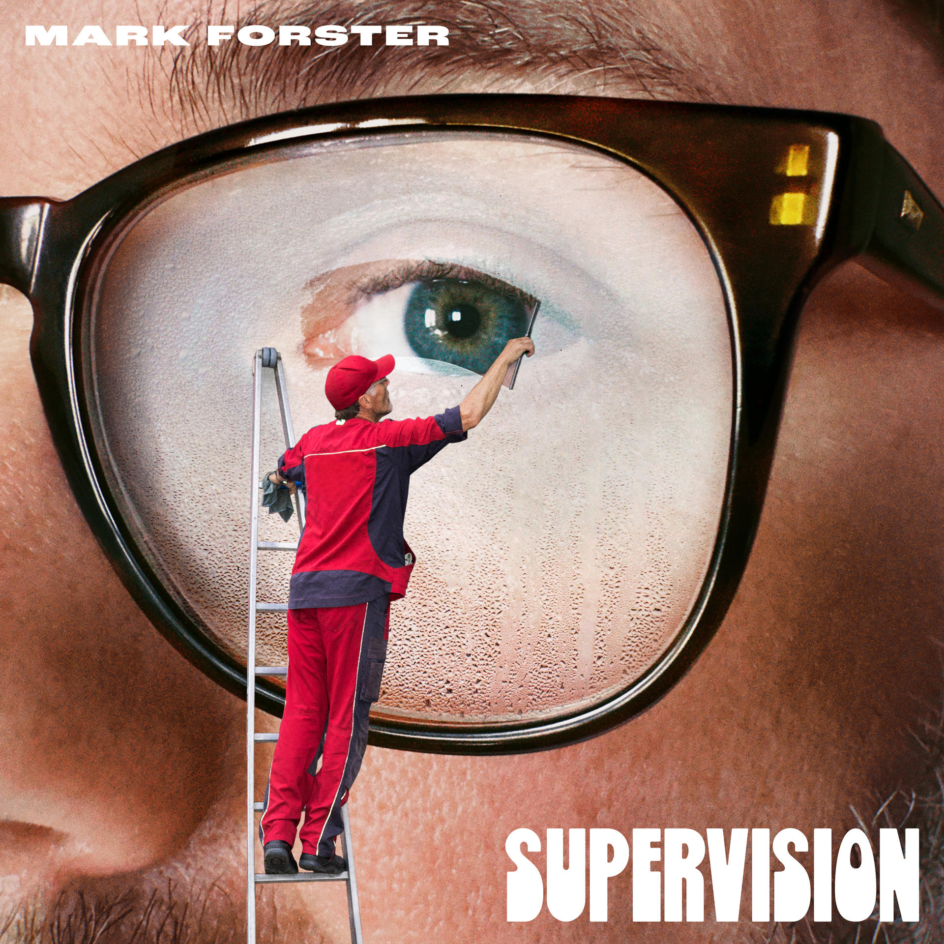 Mann putzt Brille, in der sich ein Gesicht spiegelt. Er steht auf einer Leiter, trägt rote und dunkelblaue Kleidung.