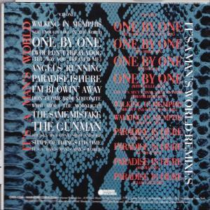 Album-Cover mit Schlangenhautmuster und Songtiteln in Blau und Rot.