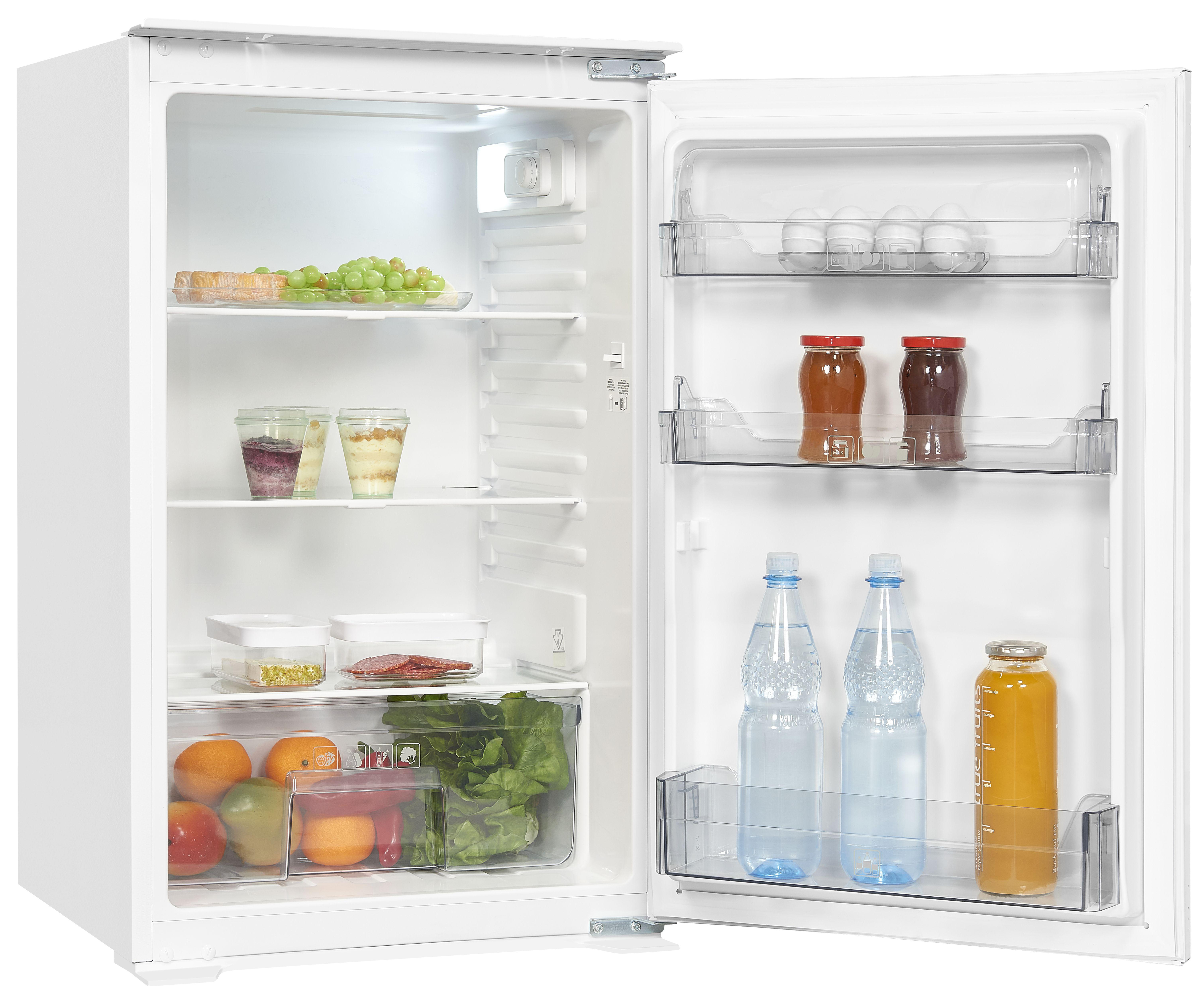 Weißer Kühlschrank geöffnet, Regale mit Essen und Getränken.