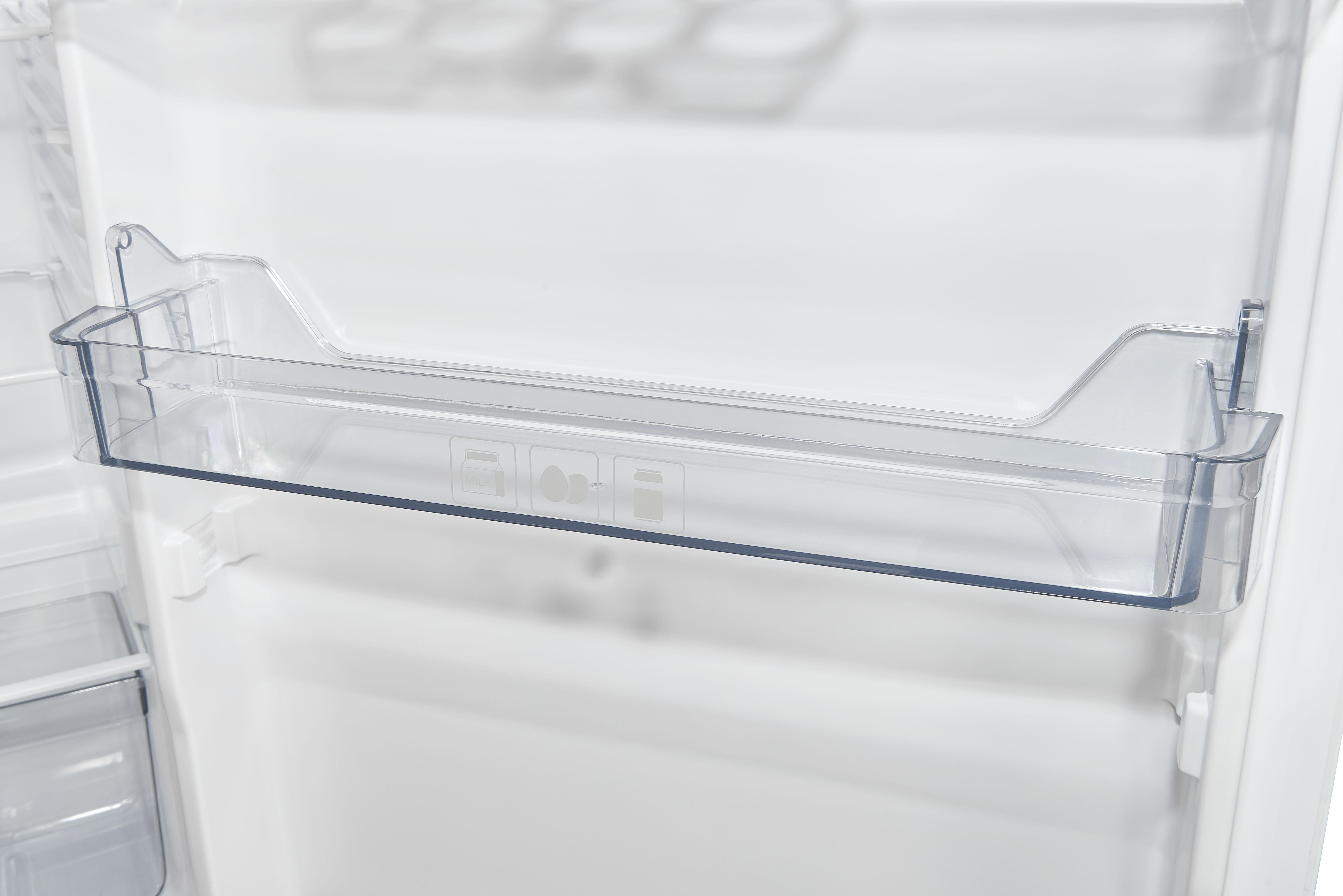 Im Kühlschrank ist ein transparentes Kunststoffregal an der weißen Innenseite befestigt.