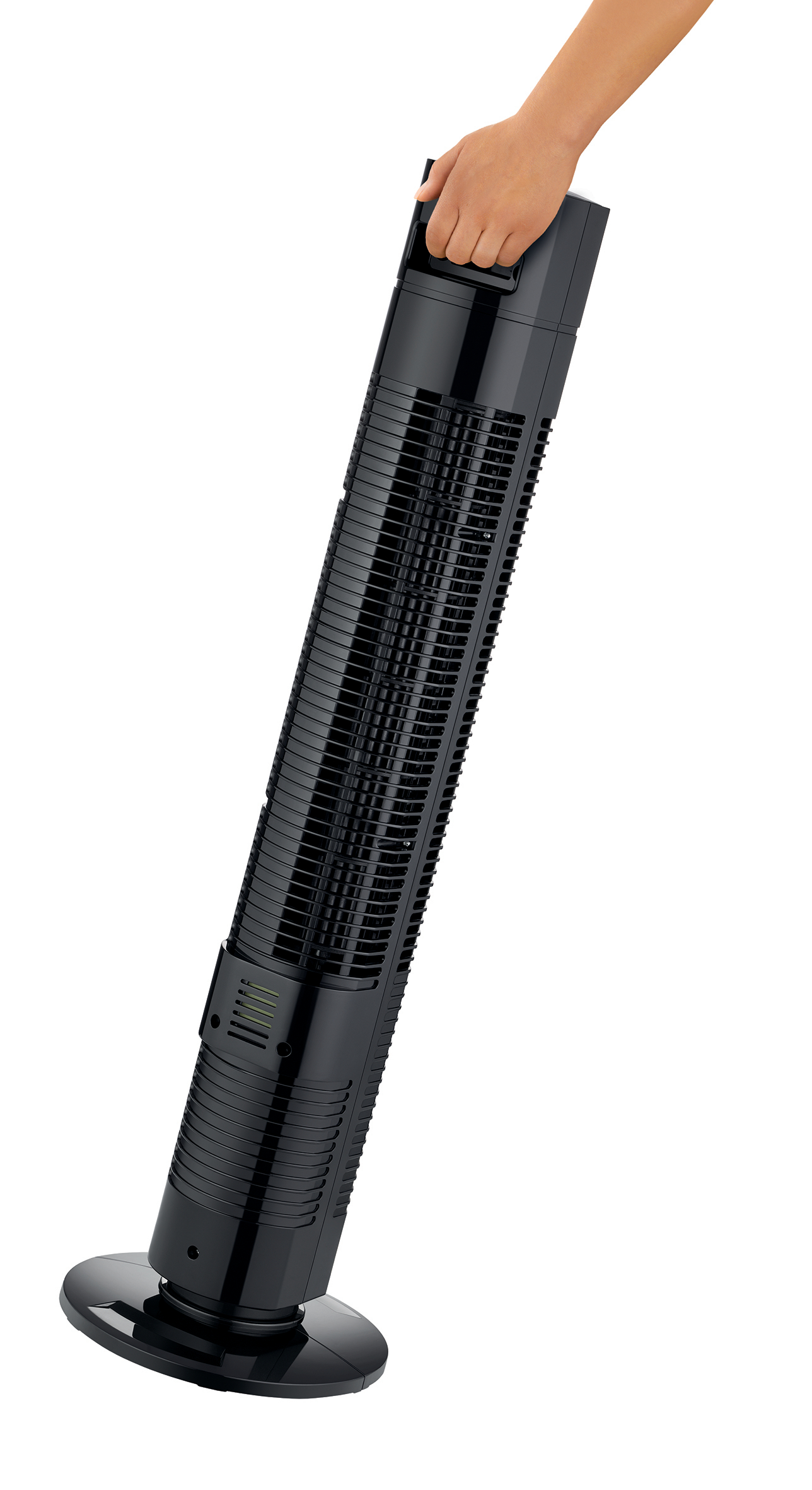 Ein hoher, schwarzer Turmventilator. Eine Hand hält den oberen Griff.