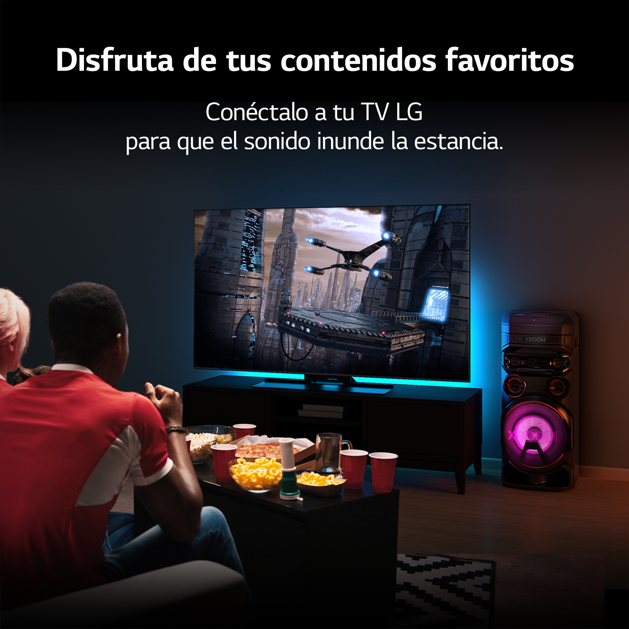 Personas viendo la televisión con un sistema de sonido sobre un fondo oscuro.
