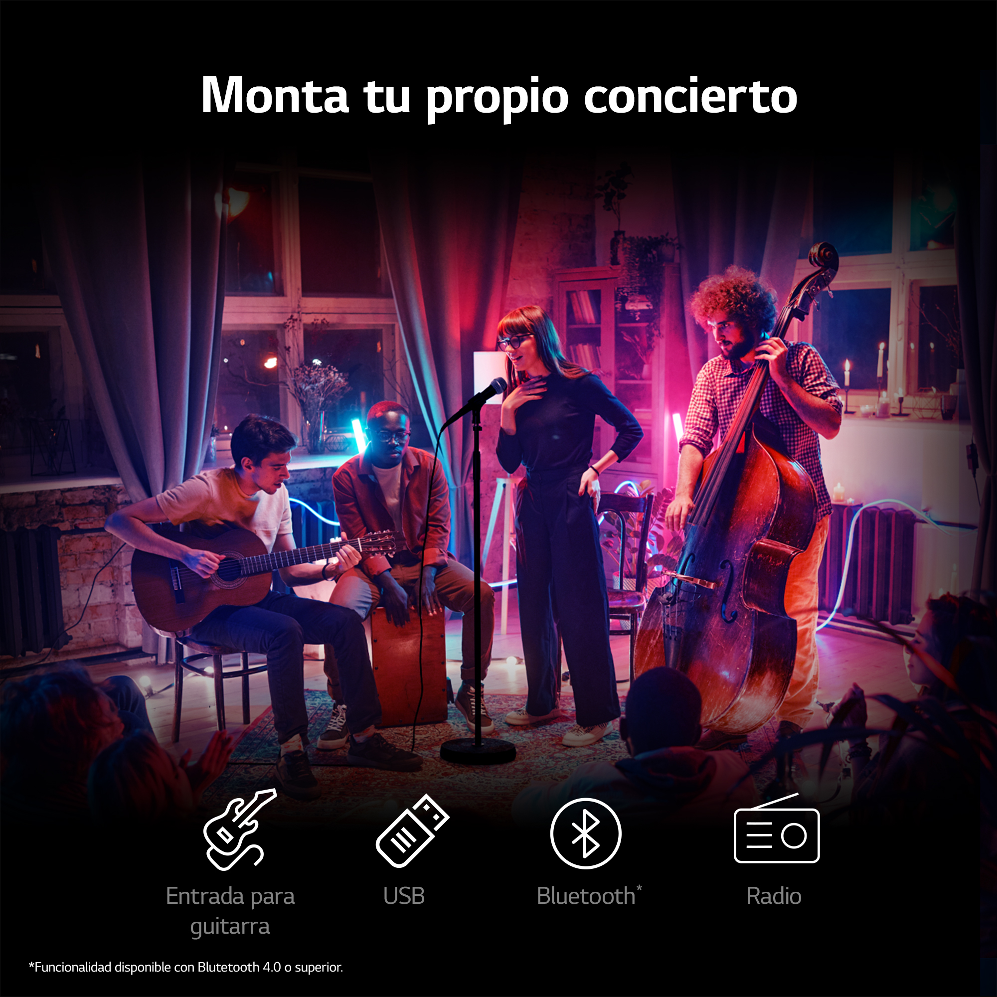 Una banda toca en una sala de estar. Los instrumentos incluyen una guitarra, batería y contrabajo.