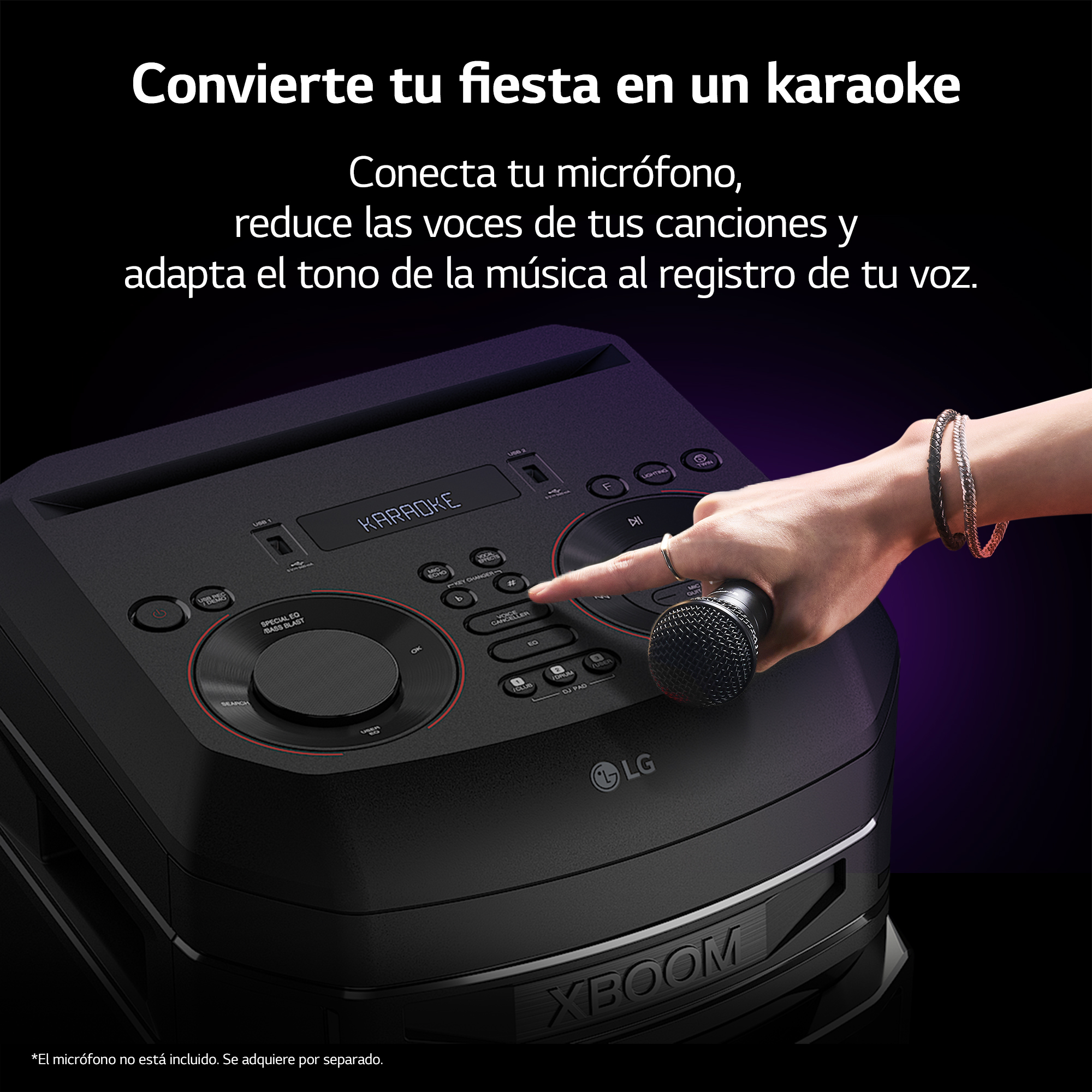La mano de una persona toca una máquina de karaoke negra con un micrófono.