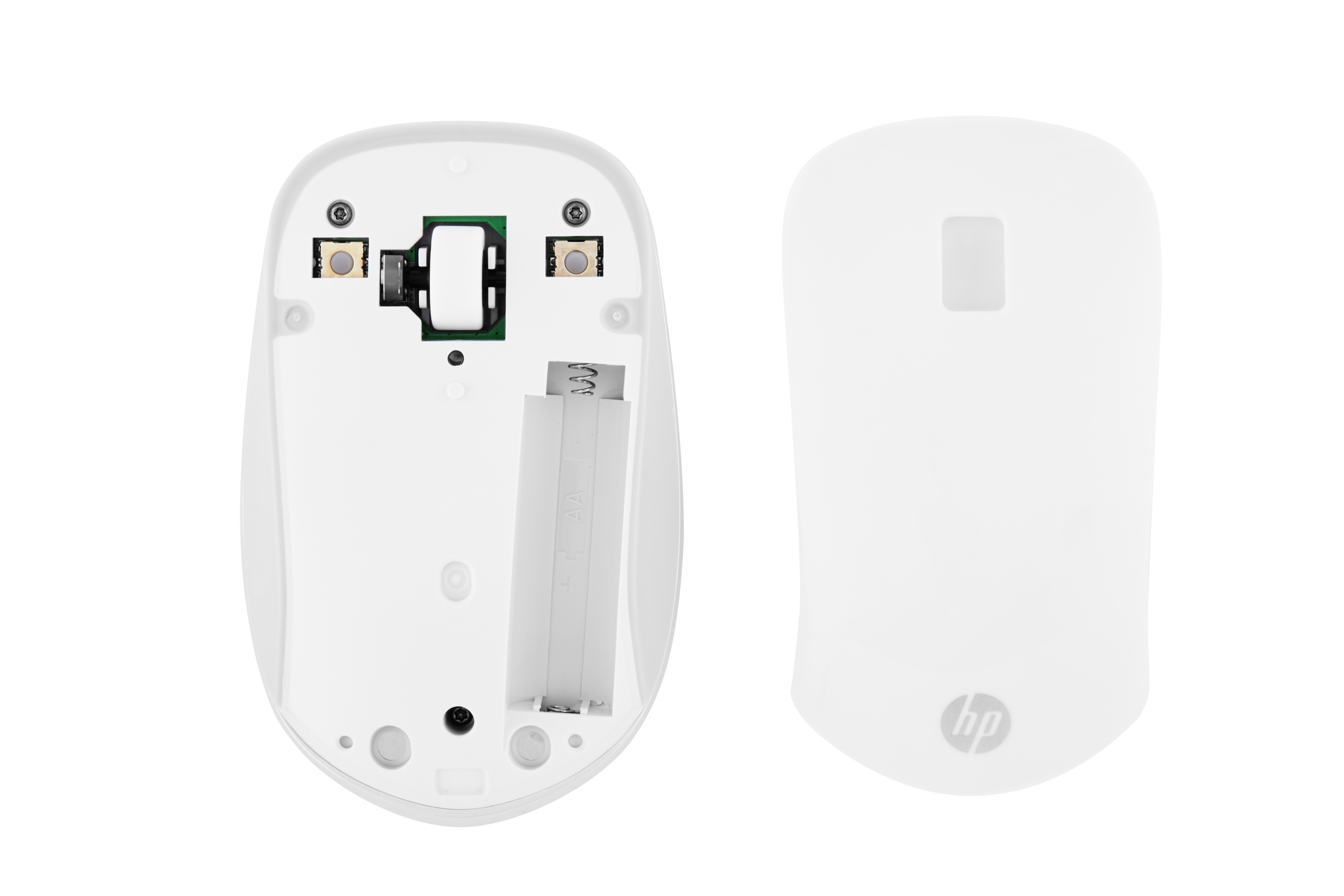 La parte inferior de un ratón HP blanco, mostrando el compartimento de la batería y los componentes internos.
