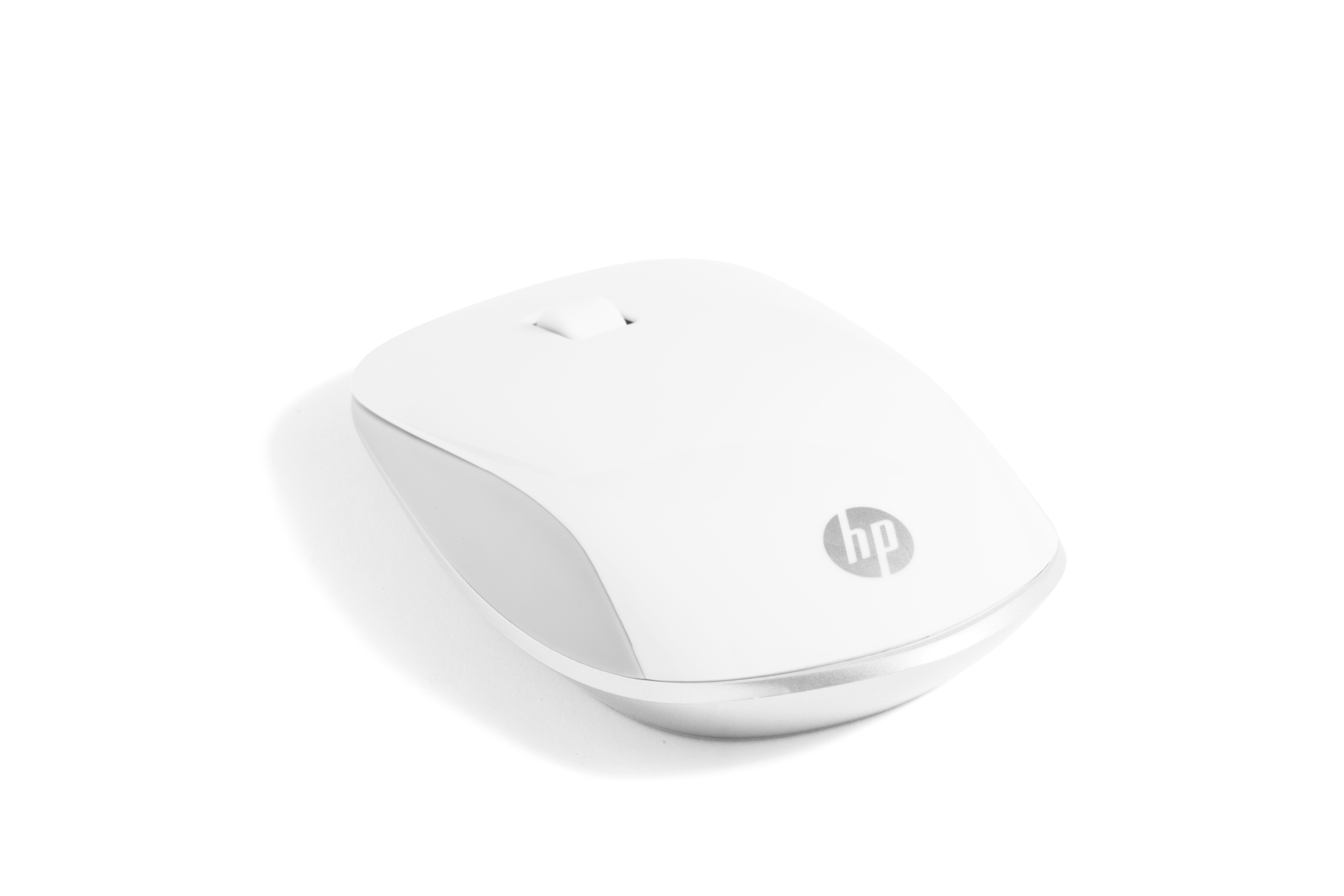 Ratón inalámbrico blanco con el logotipo de HP sobre fondo blanco.