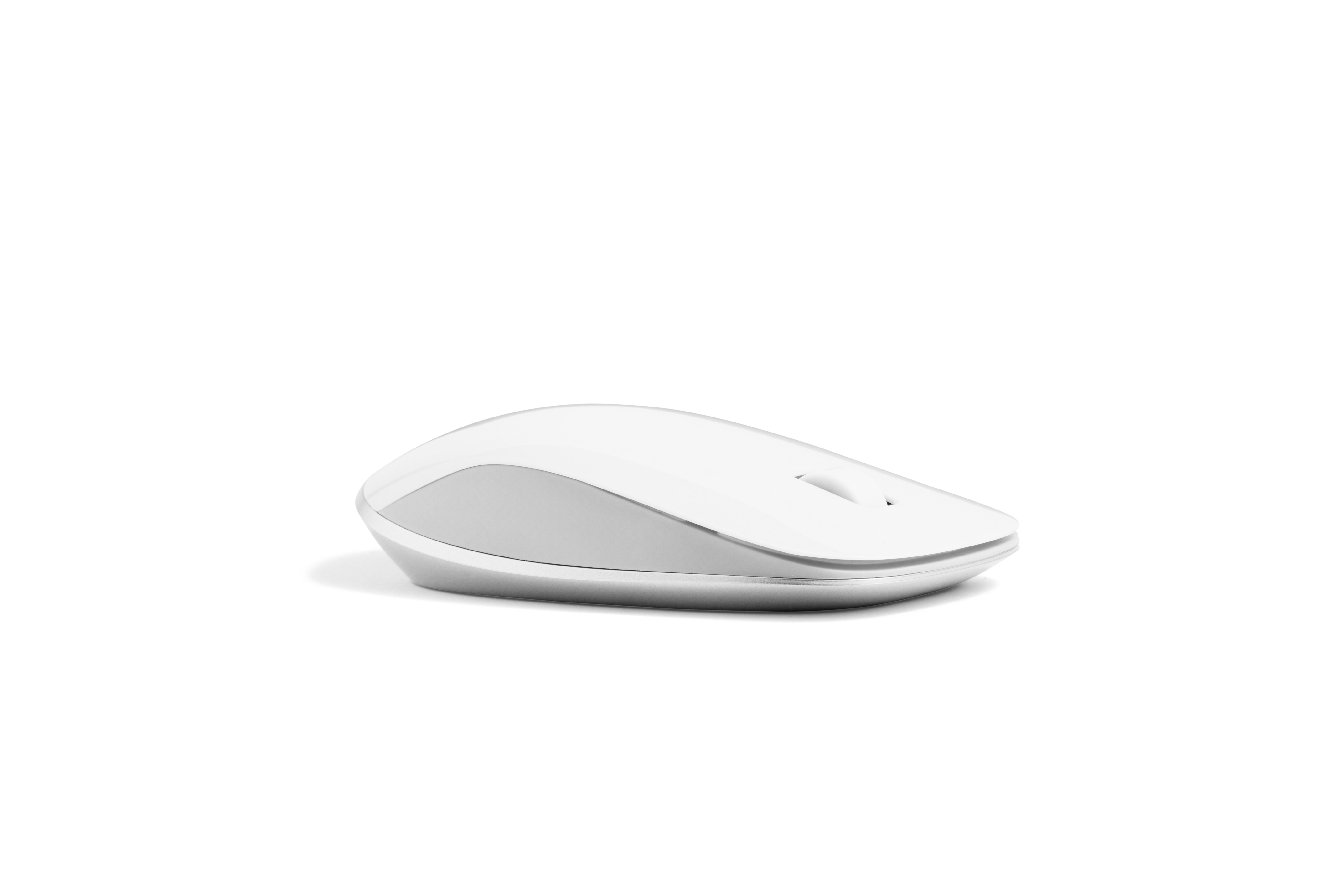 Ratón inalámbrico blanco sobre fondo blanco. El ratón tiene forma ovalada.