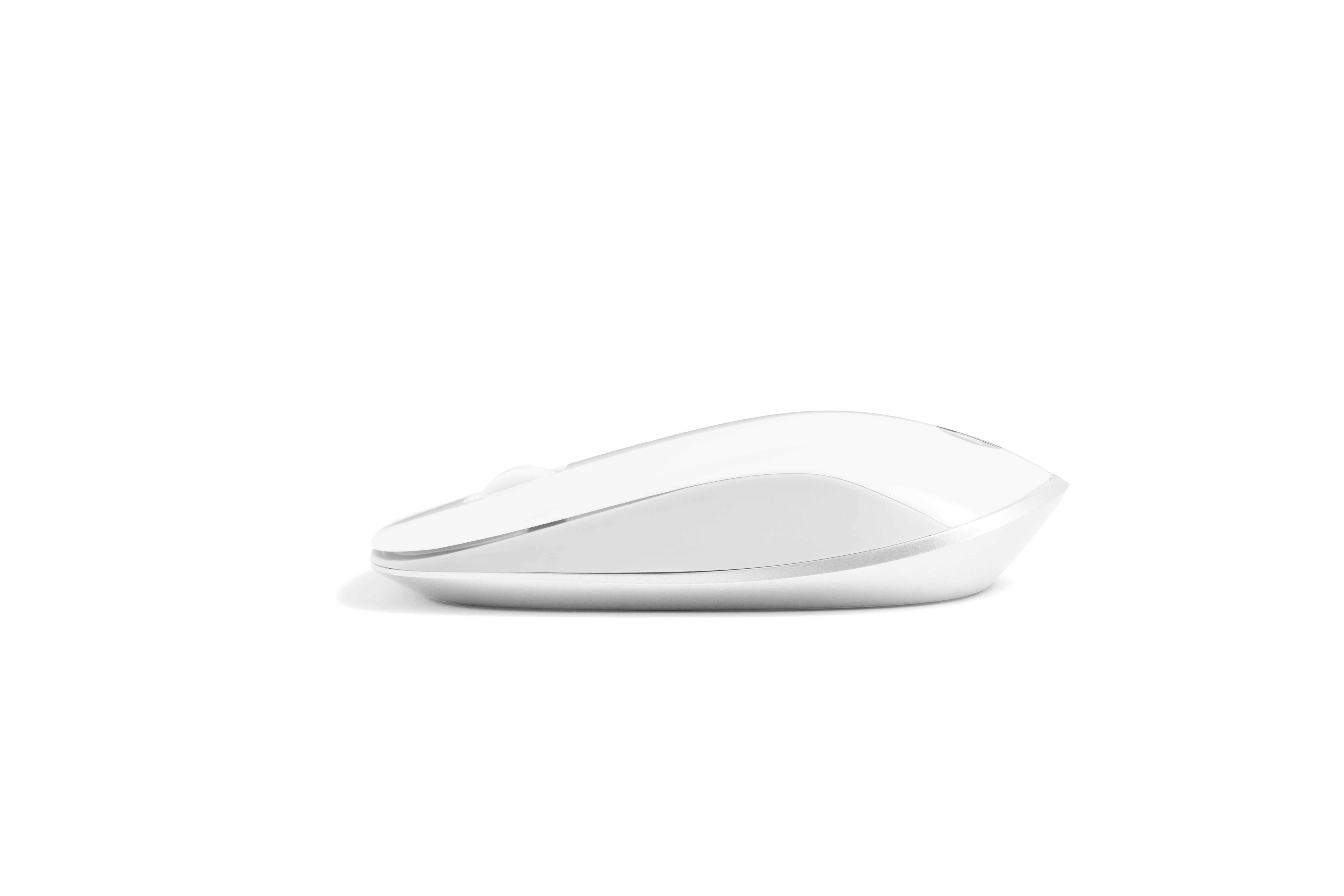 Ratón de ordenador inalámbrico blanco sobre fondo blanco.