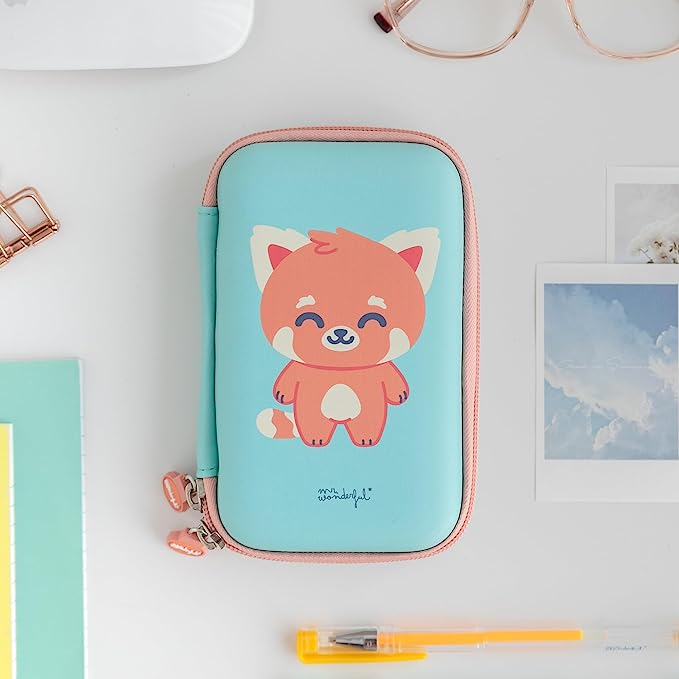 Estuche turquesa con un panda rojo de dibujos animados, junto a gafas y otros útiles de escritura.