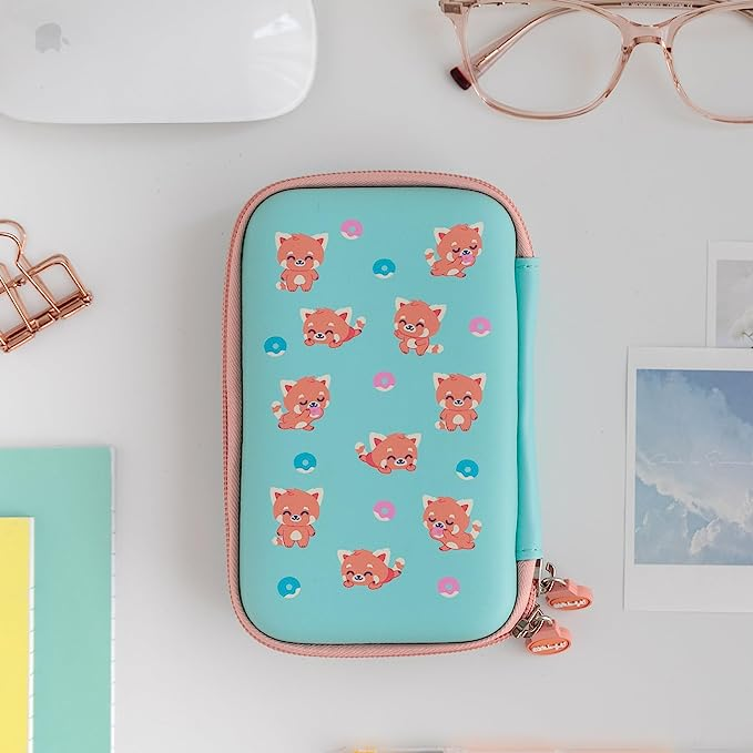 Estuche con diseño de panda rojo, fondo azul.