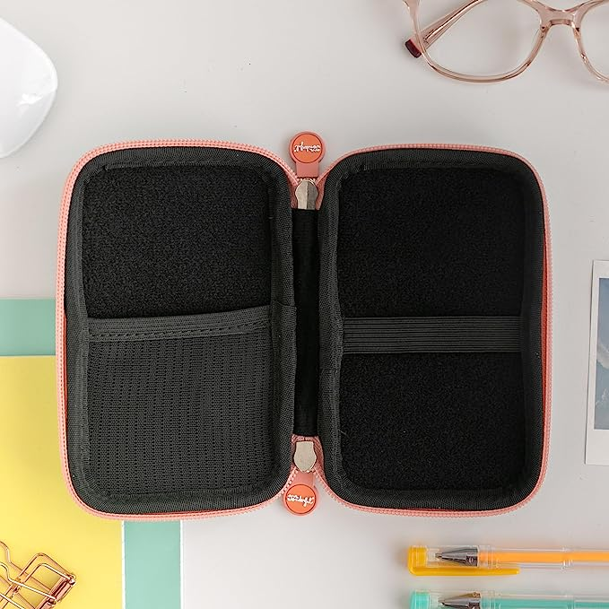 Estuche rosa abierto. Interior, forro negro con bandas elásticas.