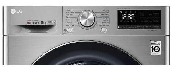 Zbliżenie panelu sterowania pralki. Pokazuje elementy sterujące i wyświetlacz cyfrowy.