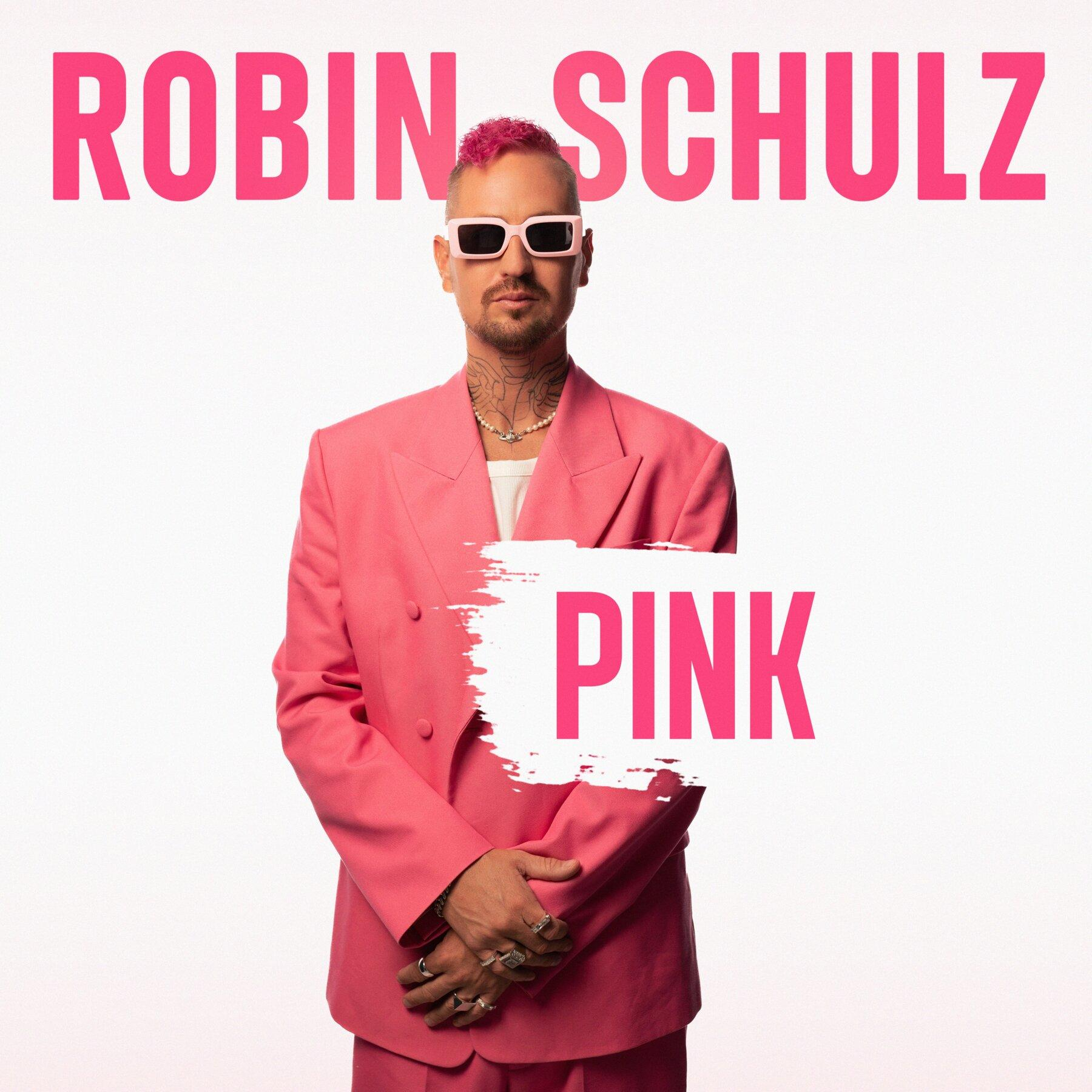 Férfi rózsaszín öltönyben és napszemüvegben. Rózsaszín "ROBIN SCHULZ" felirat felül, "PINK" elöl. Fehér háttér.