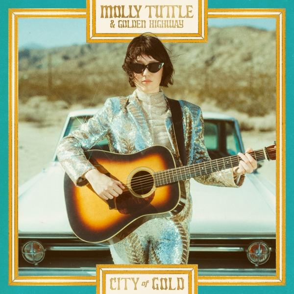 Nő gitárral, napszemüveggel. Album borító: Molly Tuttle & Golden Highway. Egy autóval a sivatagban.
