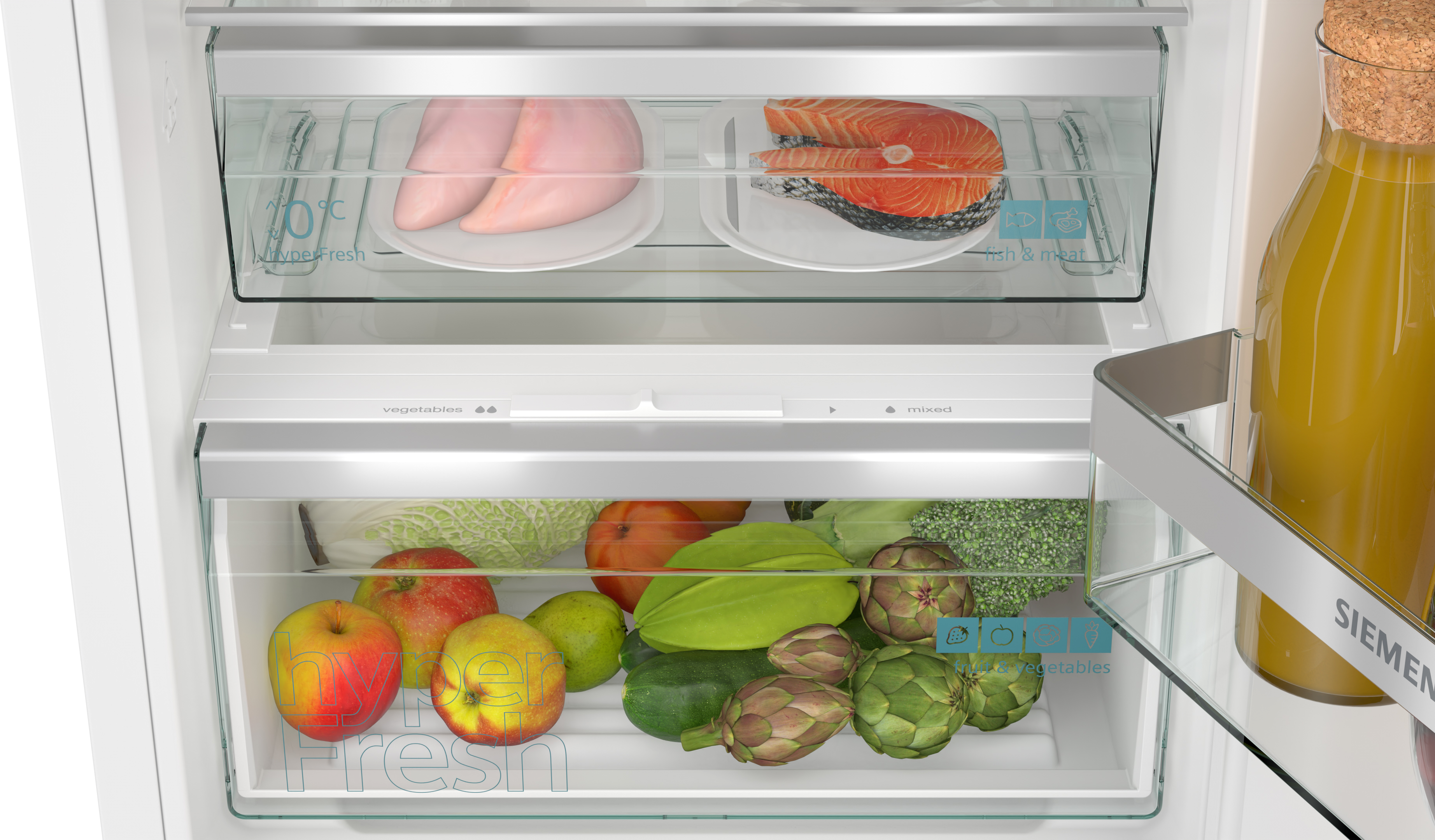 Kühlschrankinnenraum. Obere Regale: Hähnchen, Lachs. Untere Regale: Äpfel, Artischocken, Gemüse. Saft in Glasflasche.