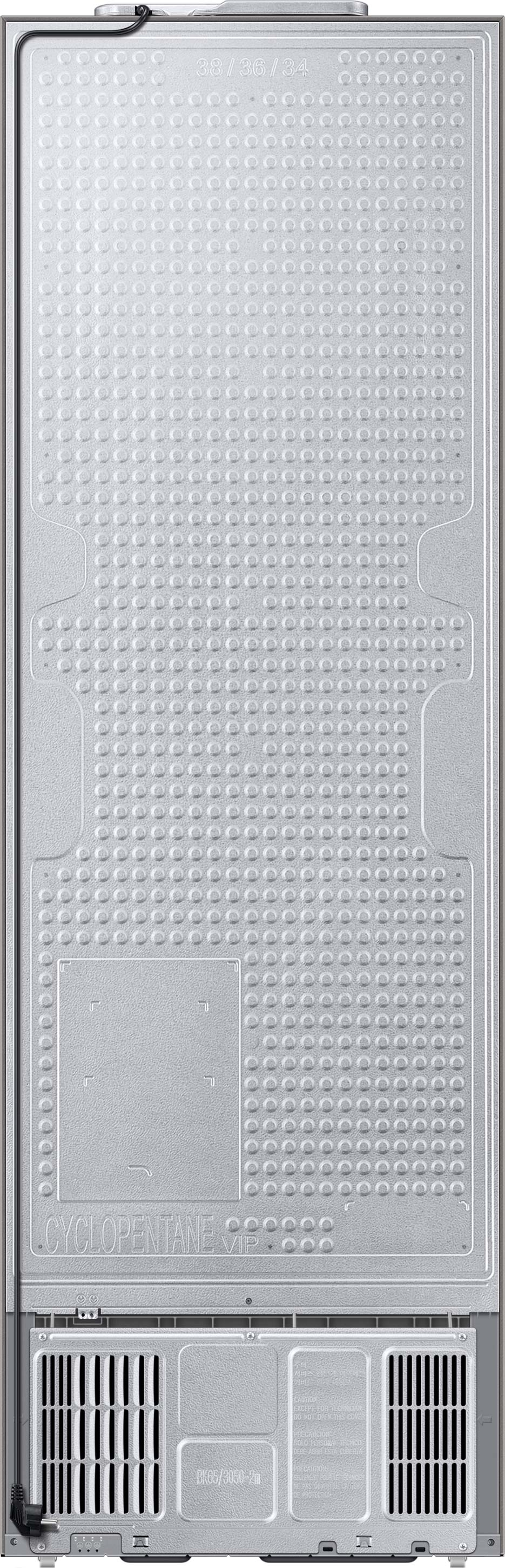 Die Rückseite eines Kühlschranks mit Metallic-Finish, die seine Struktur und Komponenten zeigt.