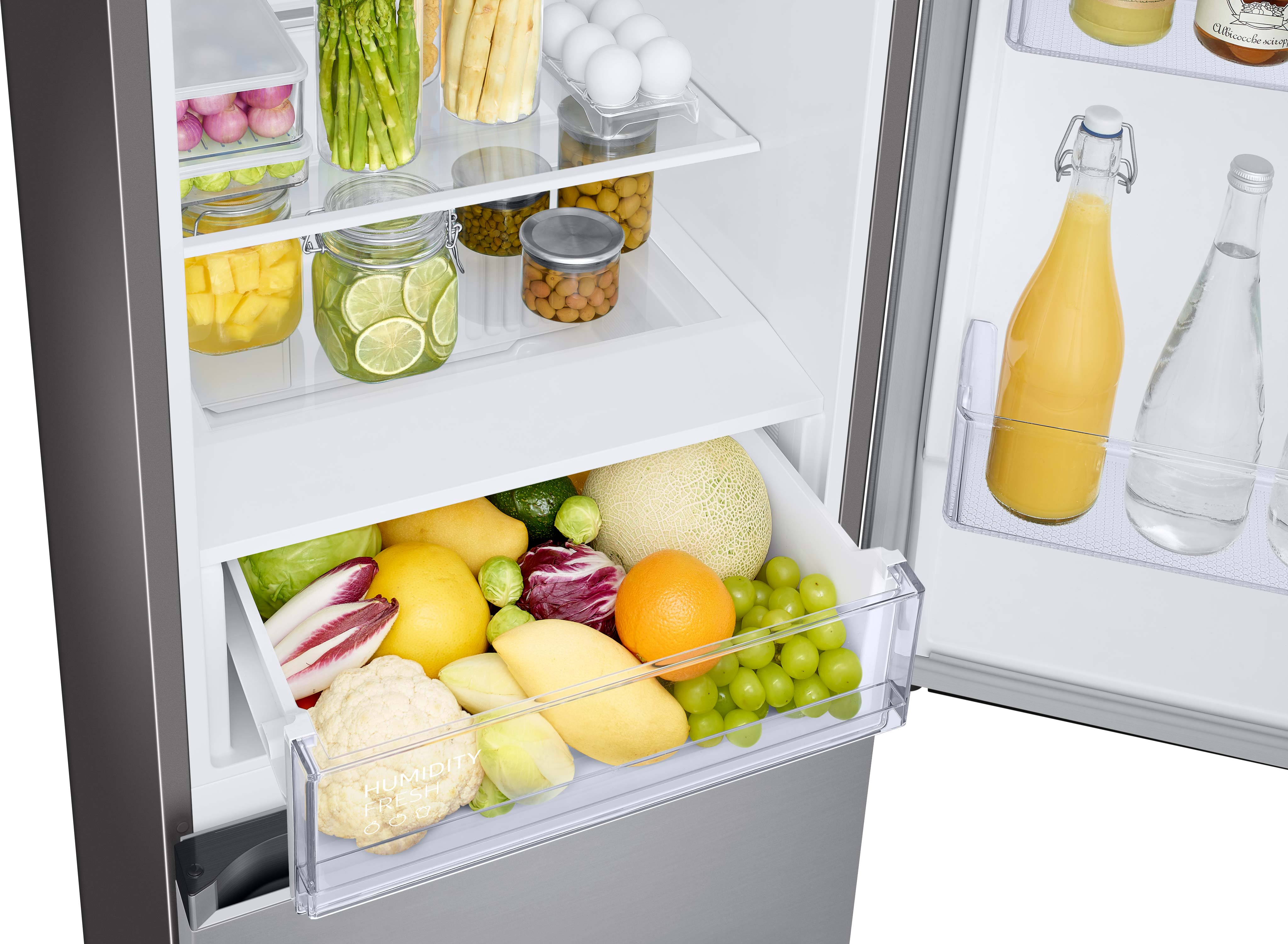 Offener Kühlschrank mit Obst und Gemüse in Schubladen. Gläser und Flaschen auf Regalen.