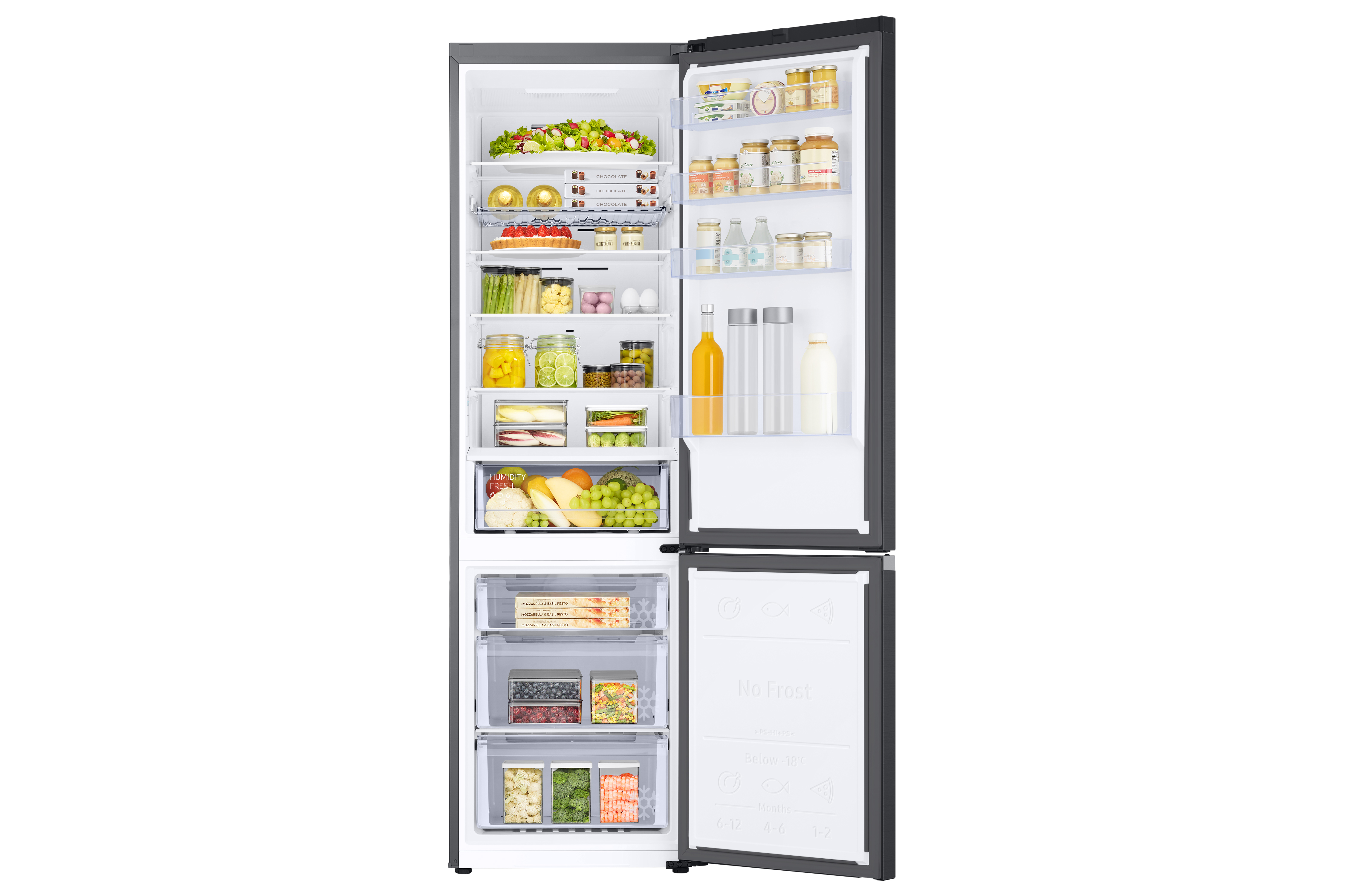 Kühlschrank mit geöffneten Türen, die Regale mit Lebensmitteln und Behältern zeigen.