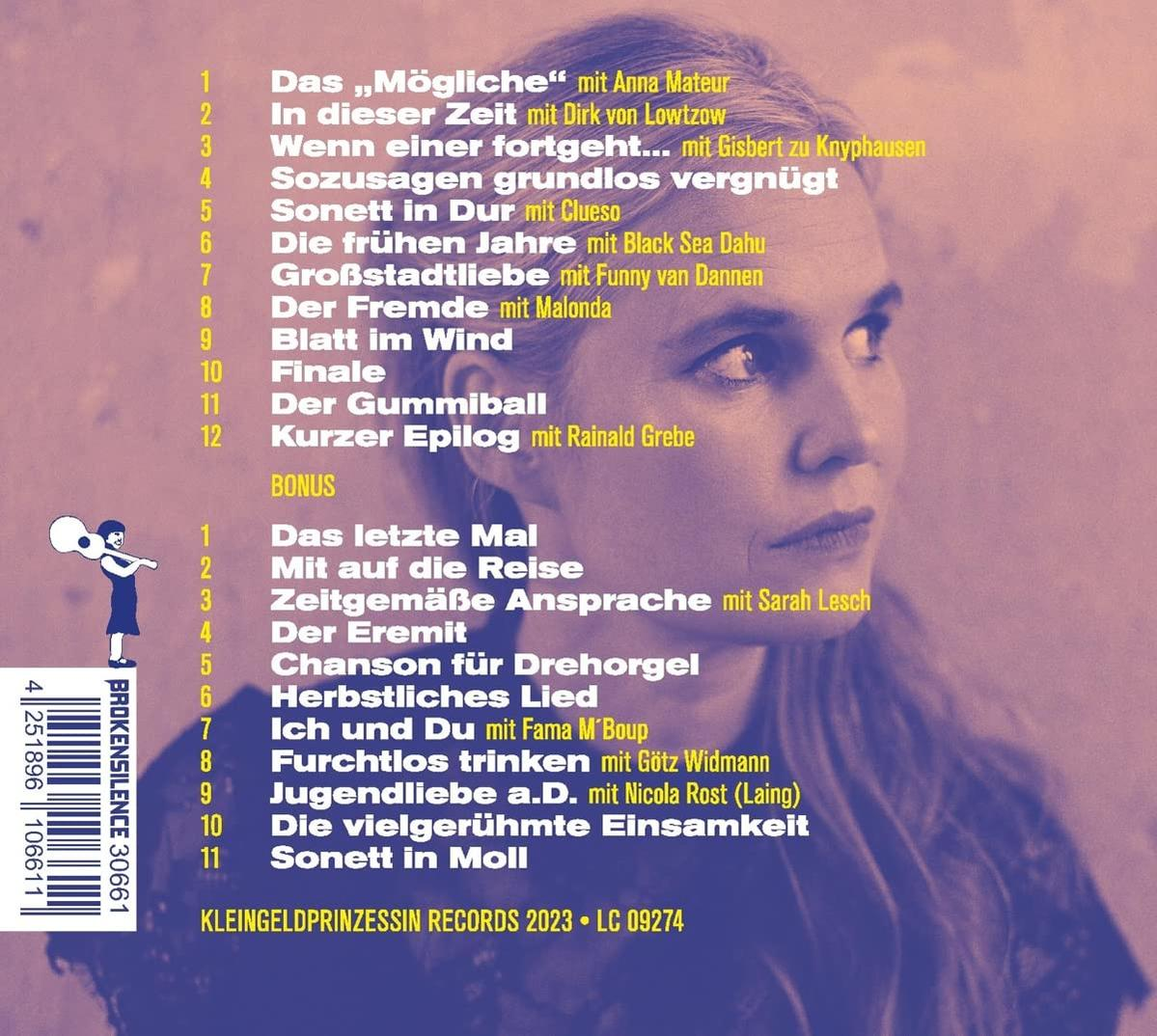 Ein schwarzes Induktionskochfeld mit Eckansicht, das das schlanke Design zeigt.