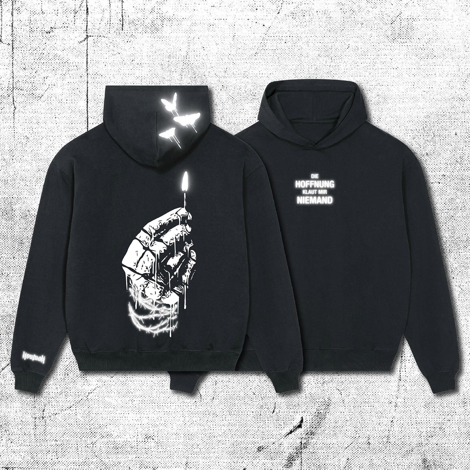 Schwarzer Kapuzenpullover mit weißer Grafik. Hinten Hand mit Kerze, vorne Text.