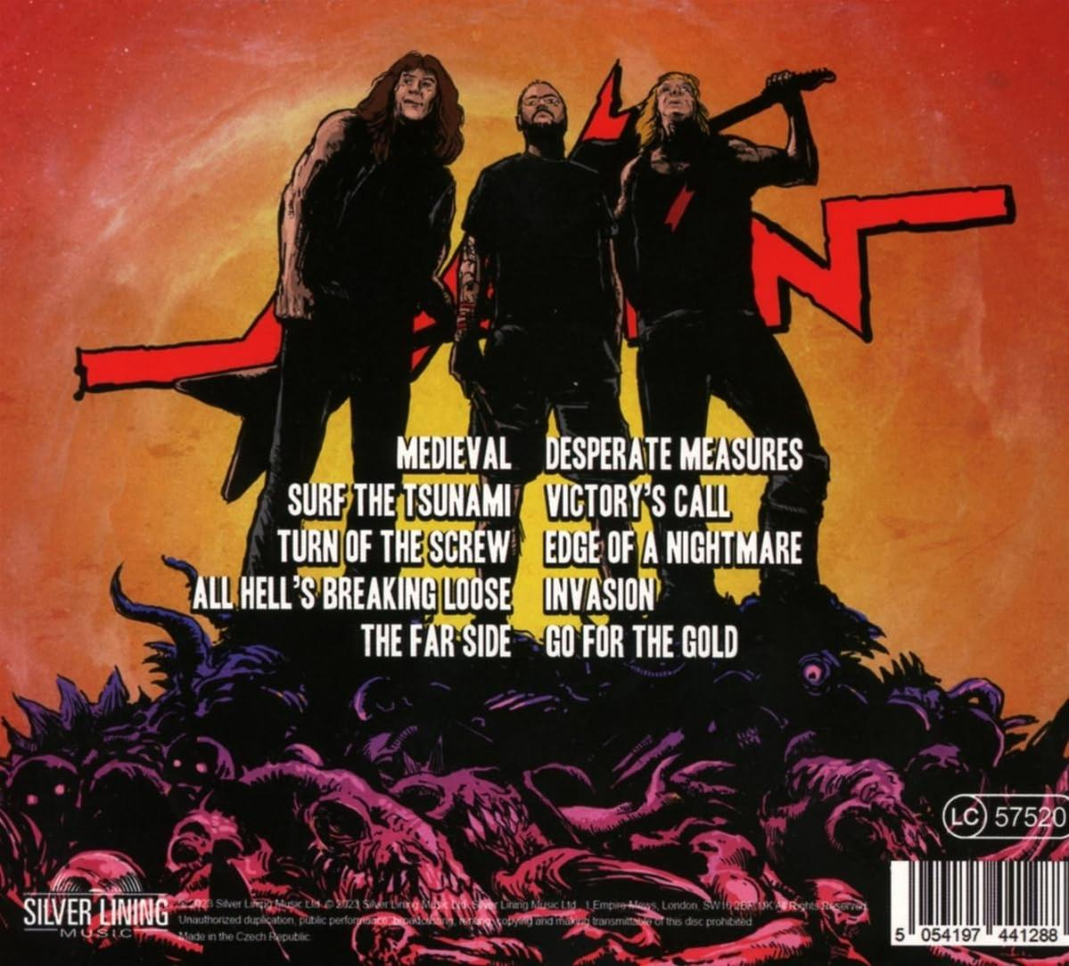 Albumcover mit Bandmitgliedern und Text.