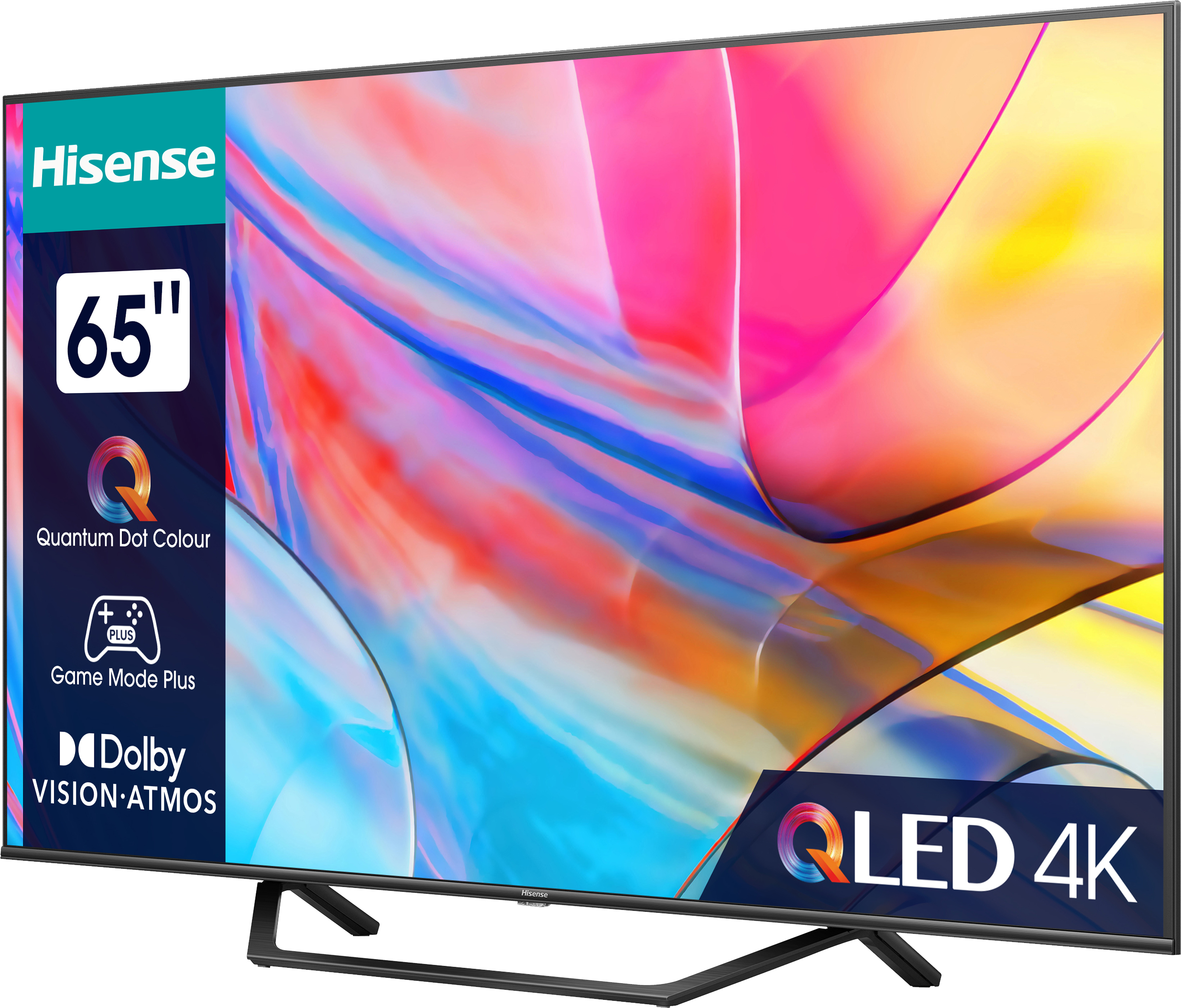 Grande TV a schermo piatto con display colorato. La TV è su un supporto. Il marchio è Hisense.