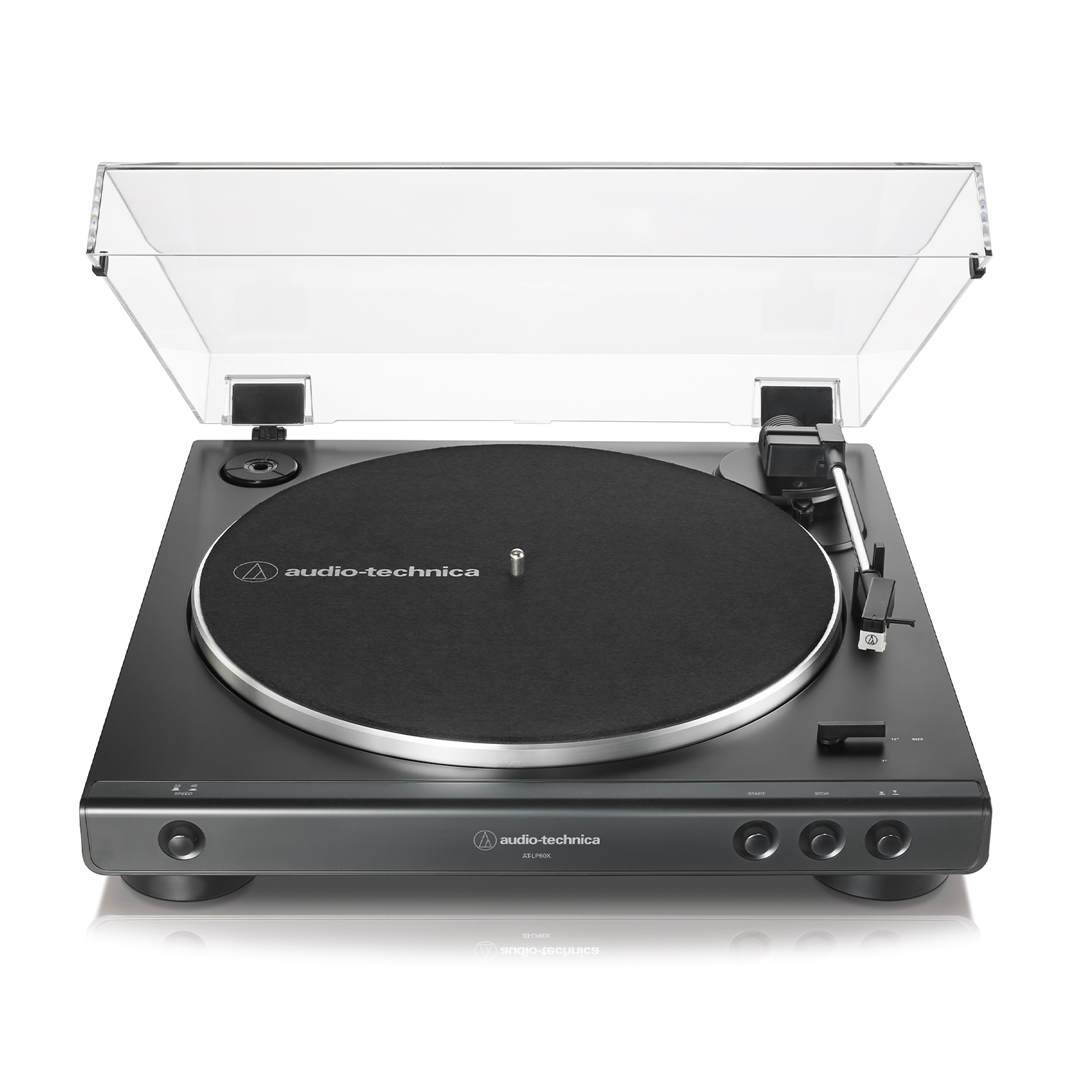 Giradischi con piatto nero, marchio Audio-Technica, coperchio trasparente aperto.