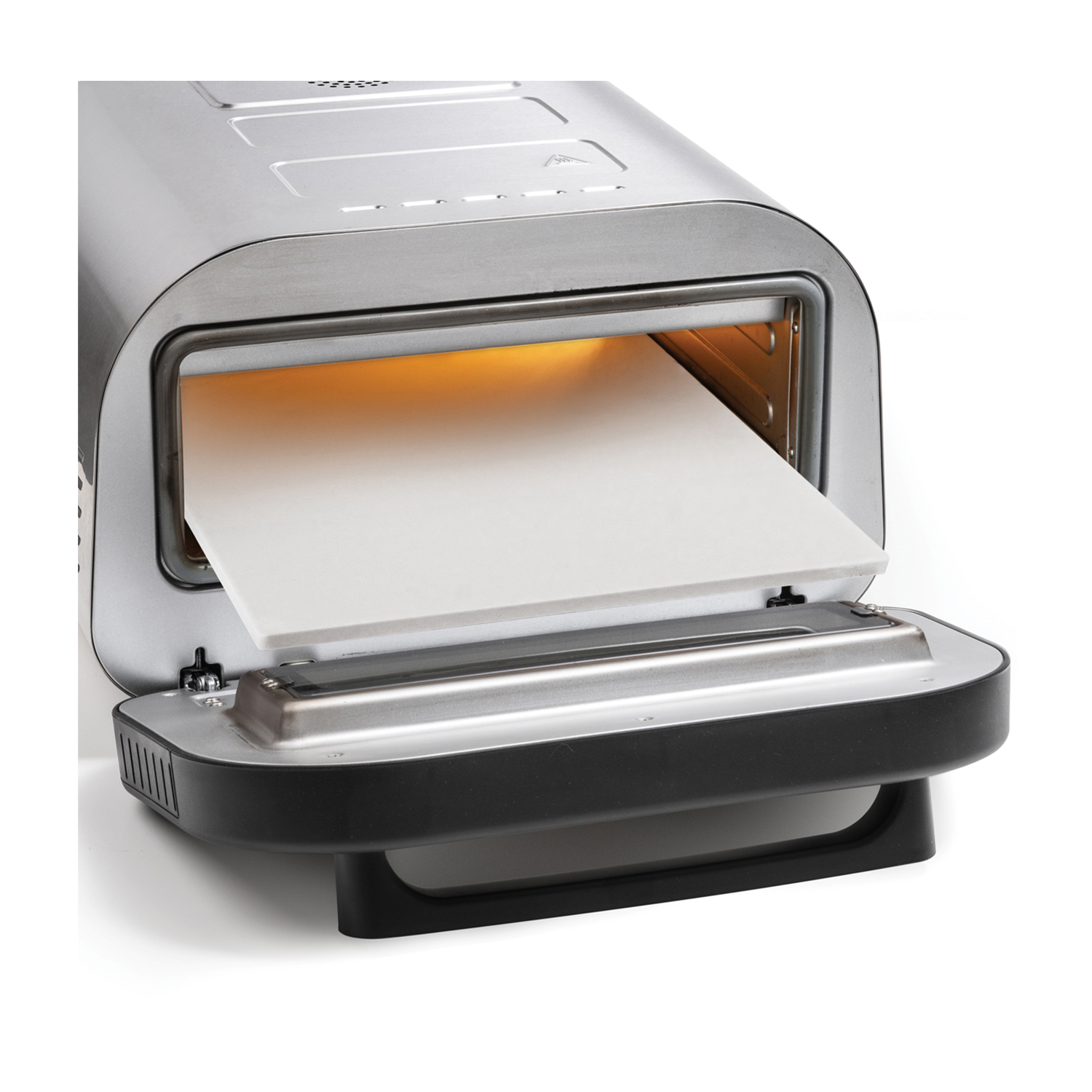 Forno tostapane con una pietra per pizza bianca all'interno.