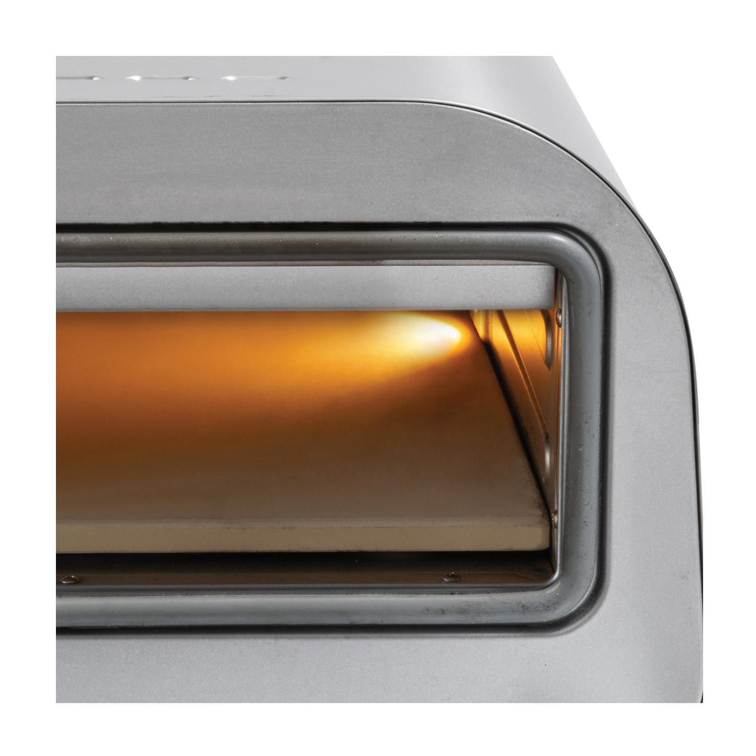 Primo piano dell'interno di un forno con la luce accesa e una pietra per pizza visibile.