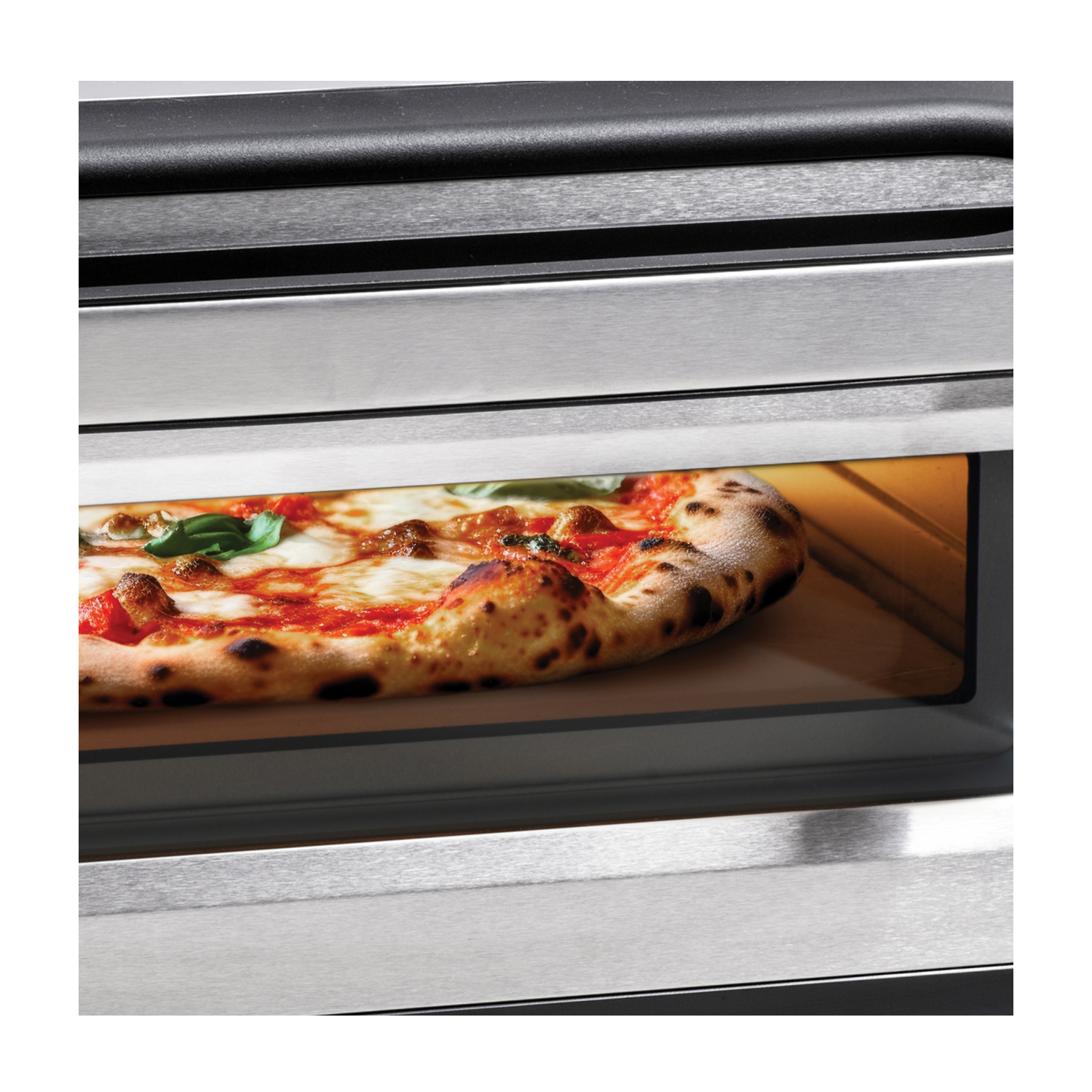 Pizza in un forno in acciaio inossidabile, con formaggio e basilico.