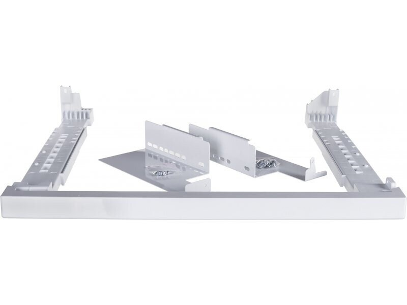 Białe wsporniki i rama do lodówki. Części są ułożone na białej powierzchni.