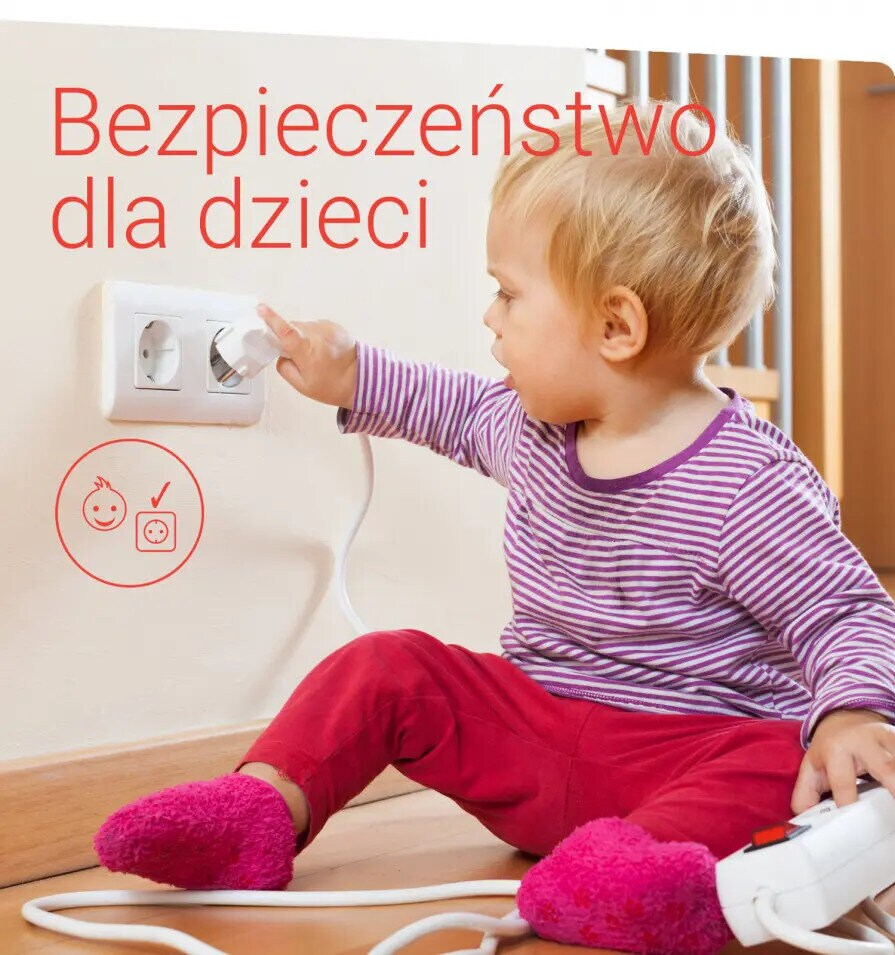 Dziecko wkłada wtyczkę do gniazdka. Tekst o bezpieczeństwie dzieci na obrazku.