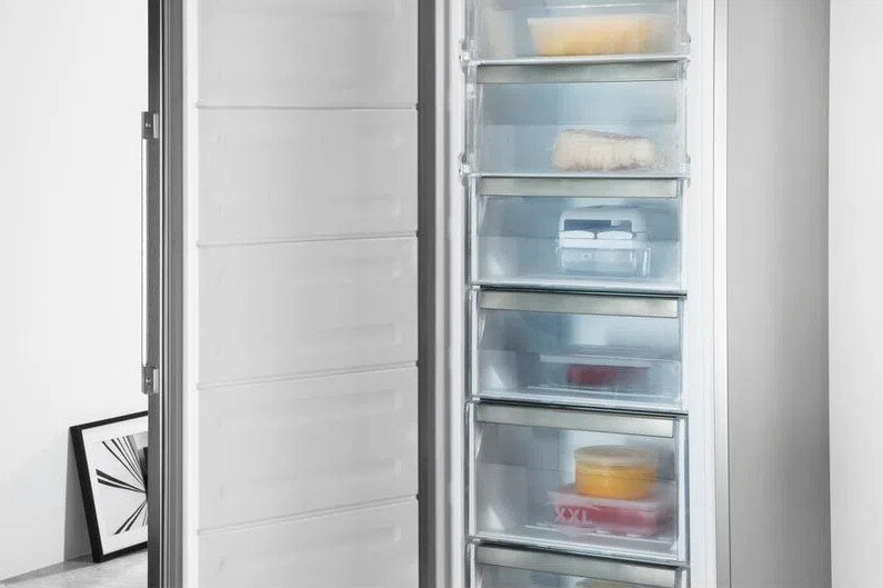 Zamrażarka z otwartymi drzwiami, pokazująca szuflady z mrożoną żywnością.