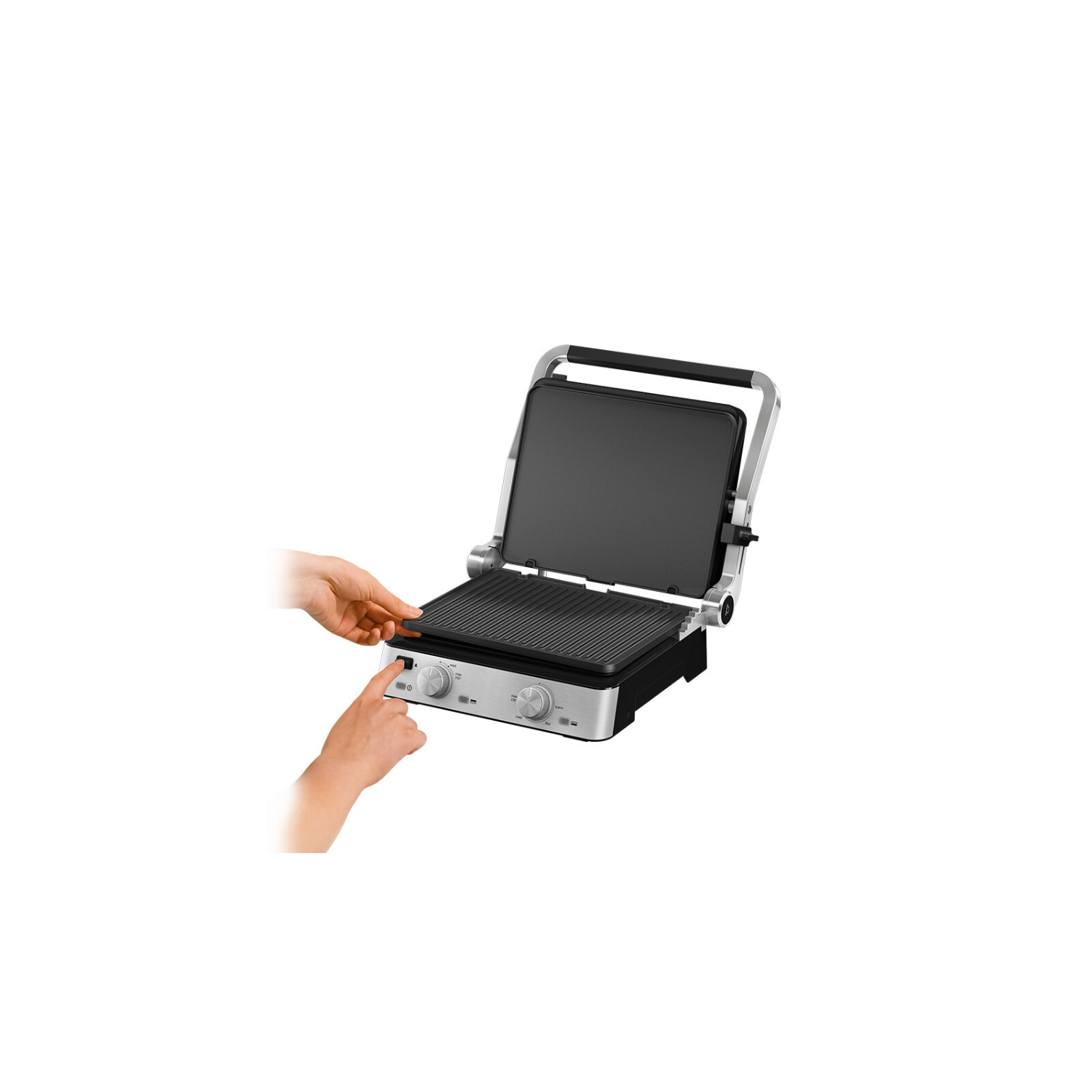 Handen bedienen een zilveren en zwarte panini pers op een wit oppervlak.