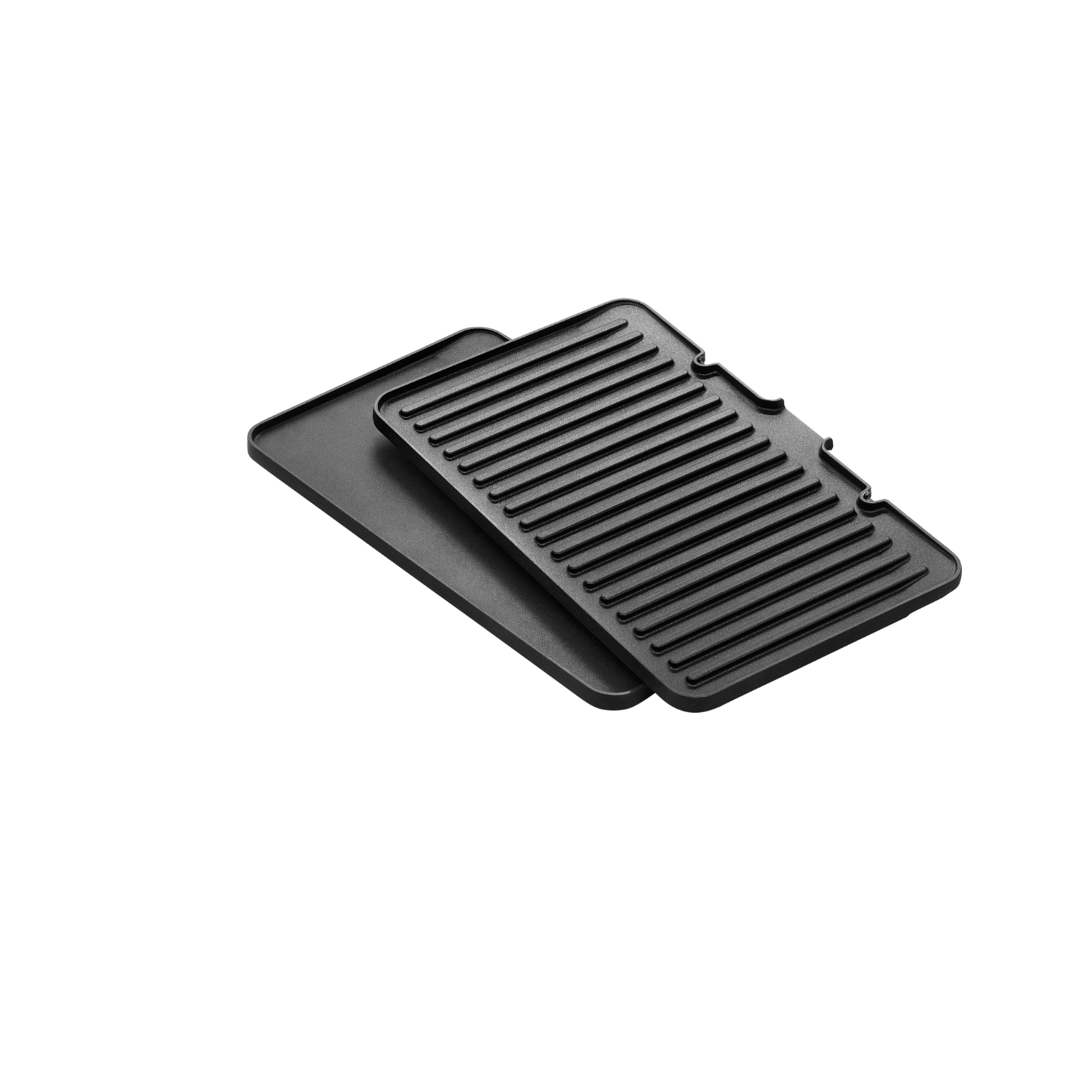 Twee zwarte grillplaten, een platte en een geribbelde, op een wit oppervlak gelegd.