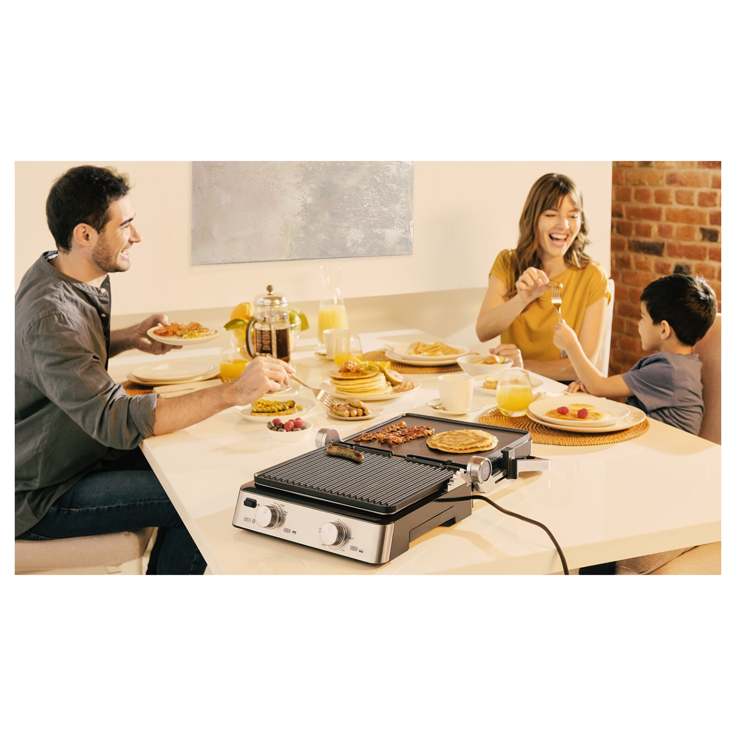 Een gezin geniet van een maaltijd aan een tafel met een grill, met eten en drinken.