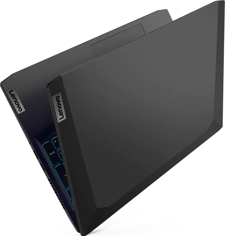 Fekete laptop, felülnézet, szögben nyitva, billentyűzetet és képernyőt mutatva a Lenovo logóval.