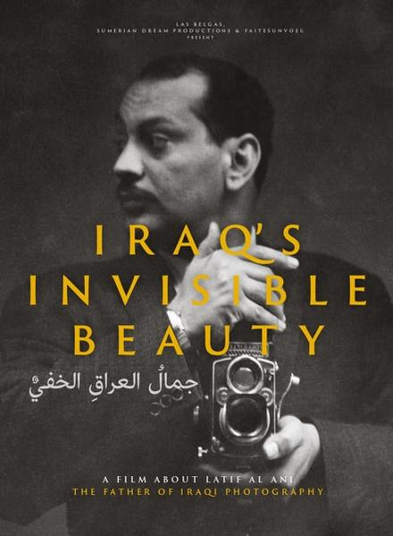 Affiche du film : 'La beauté invisible de l'Irak' avec un homme tenant un appareil photo et texte arabe.