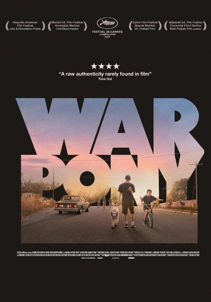 Filmposter voor 'War Pony'. Mensen op een weg. Zonsondergang op de achtergrond. Donkere, artistieke stijl.