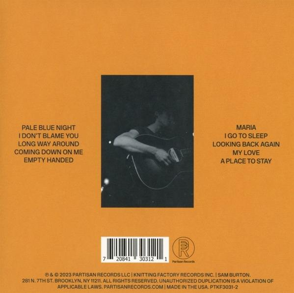 Albumcover mit einem Mann, der Gitarre spielt, Songtiteln und einem Barcode.
