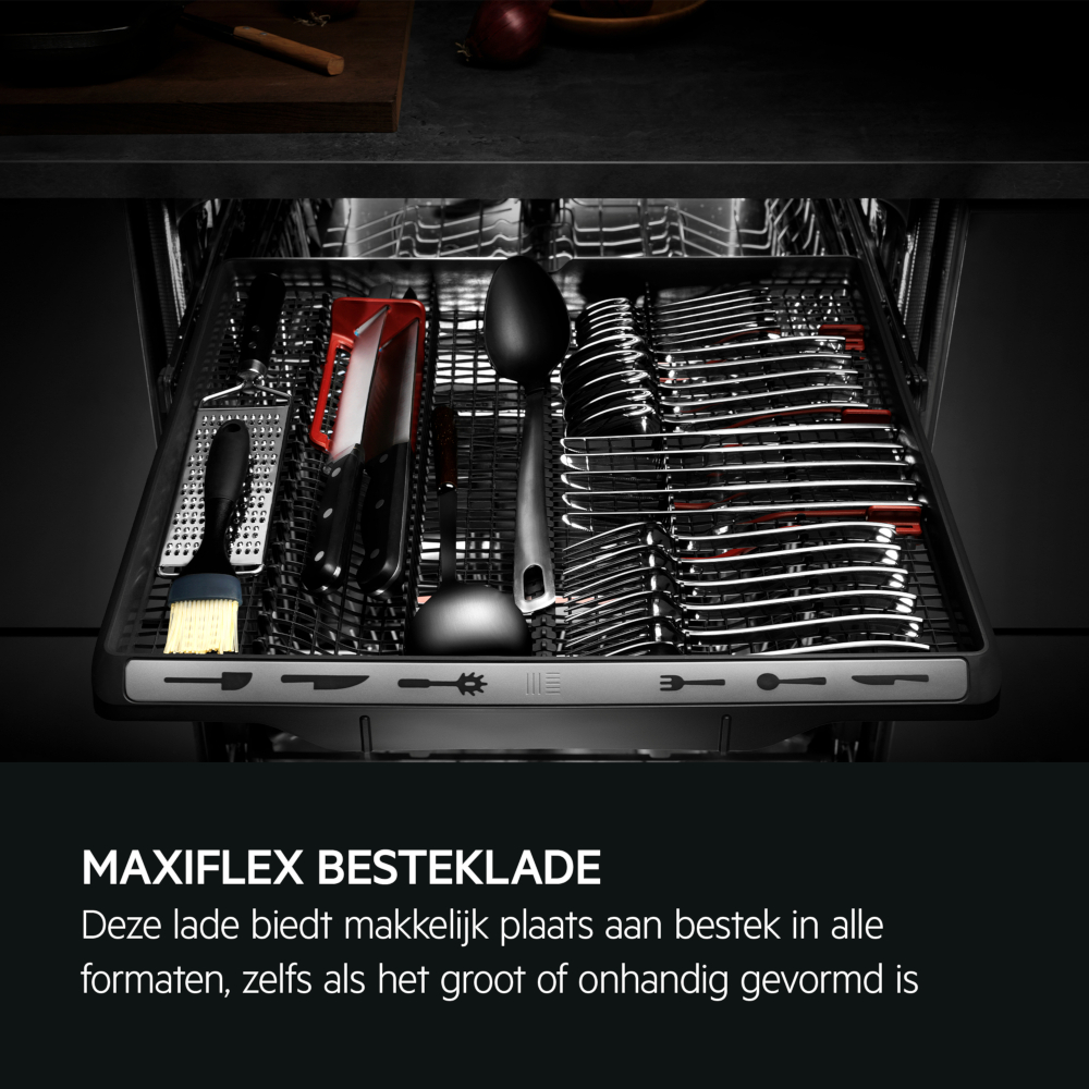 Een open lade van een vaatwasser gevuld met bestek en keukengerei van verschillende vormen en maten. Tekst staat onder de lade.