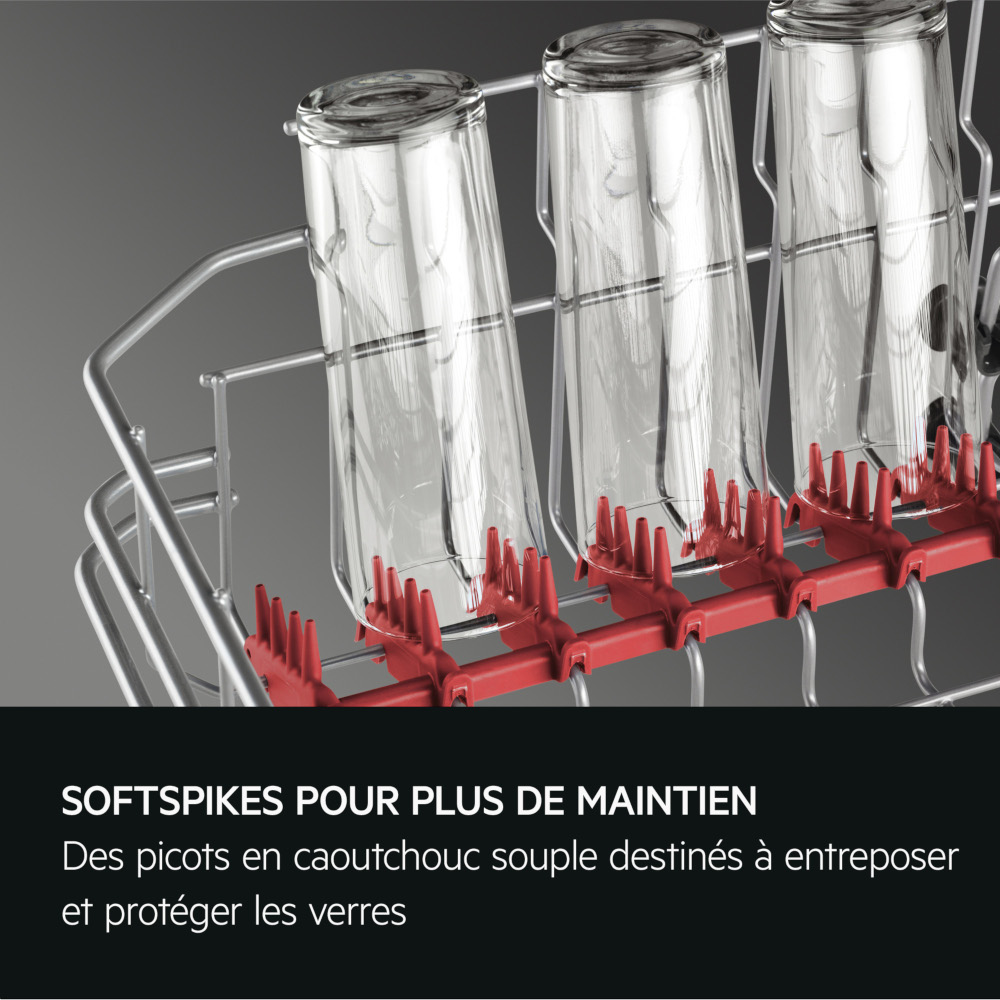 Panier de lave-vaisselle avec verres maintenus par des pics rouges et flexibles.