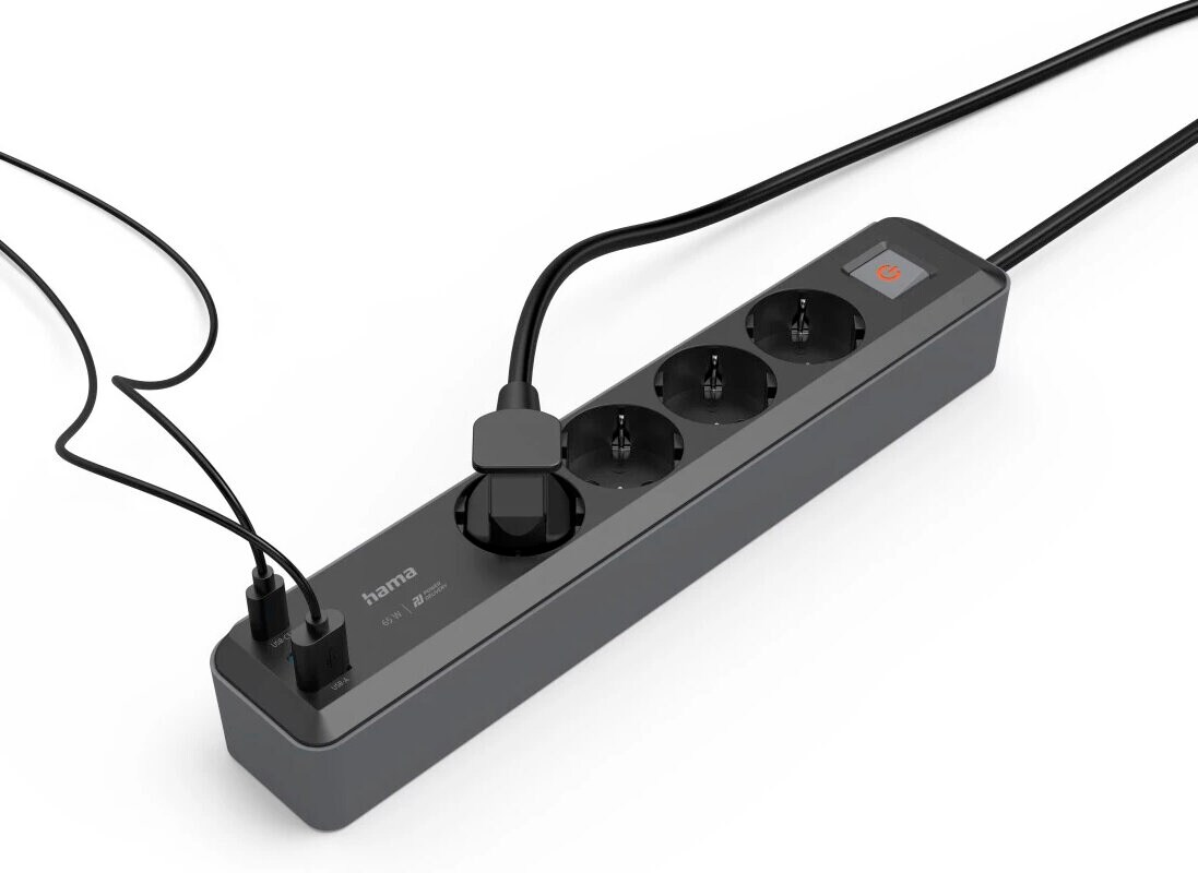 Szara listwa zasilająca z trzema gniazdami, dwoma portami USB i wpiętym czarnym kablem, białe tło.