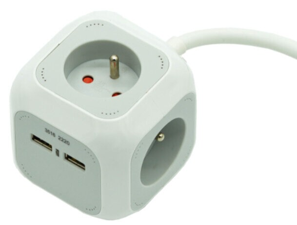 Biało-szara kostka zasilająca z portami USB. Białe tło.