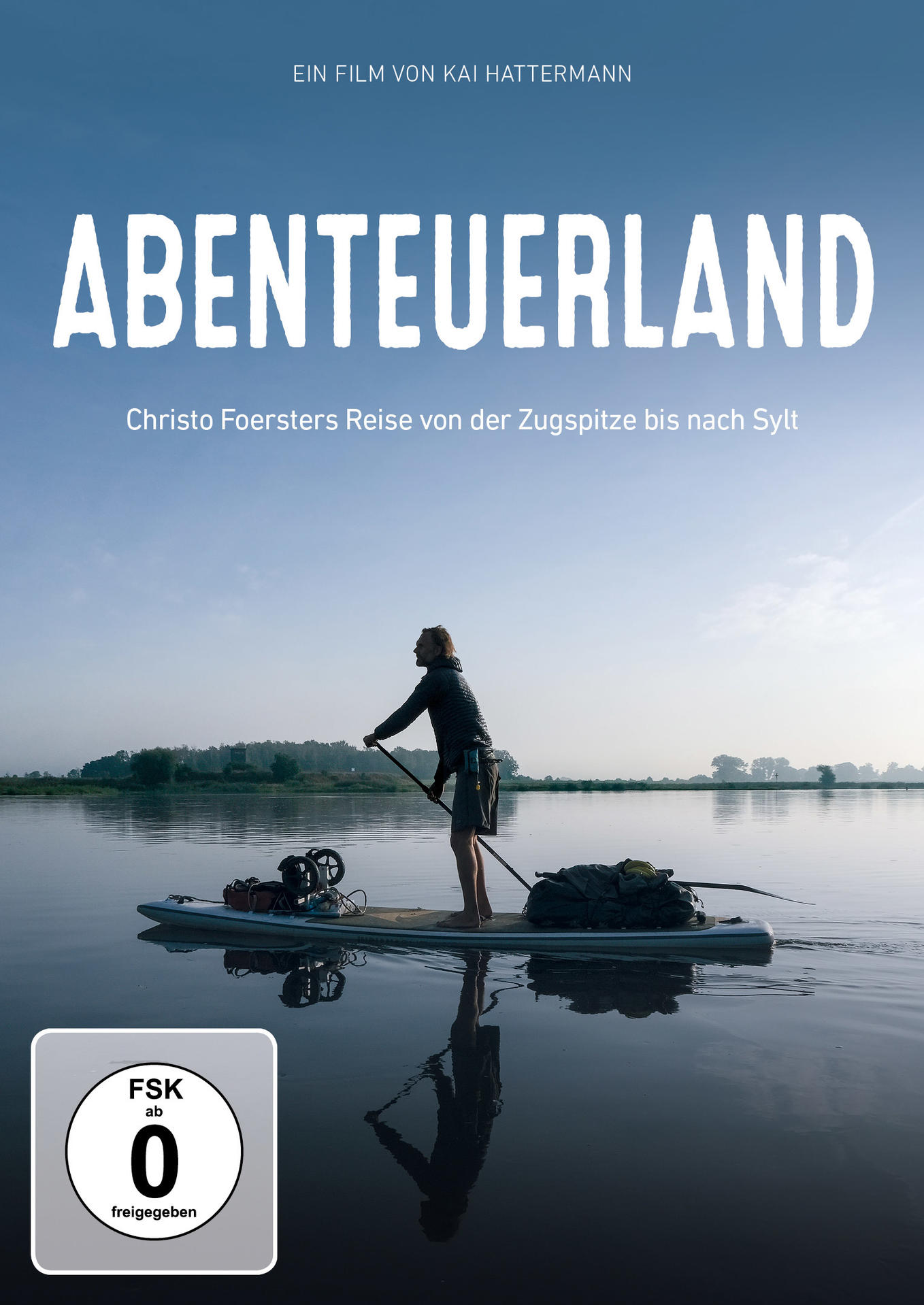 Filmplakat eines Mannes auf einem Paddleboard auf einem See. Titel: Abenteuerland. Blauer Himmel.
